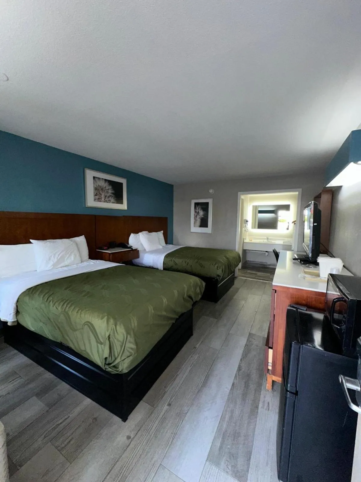 Bed in Jameson Inn Winder