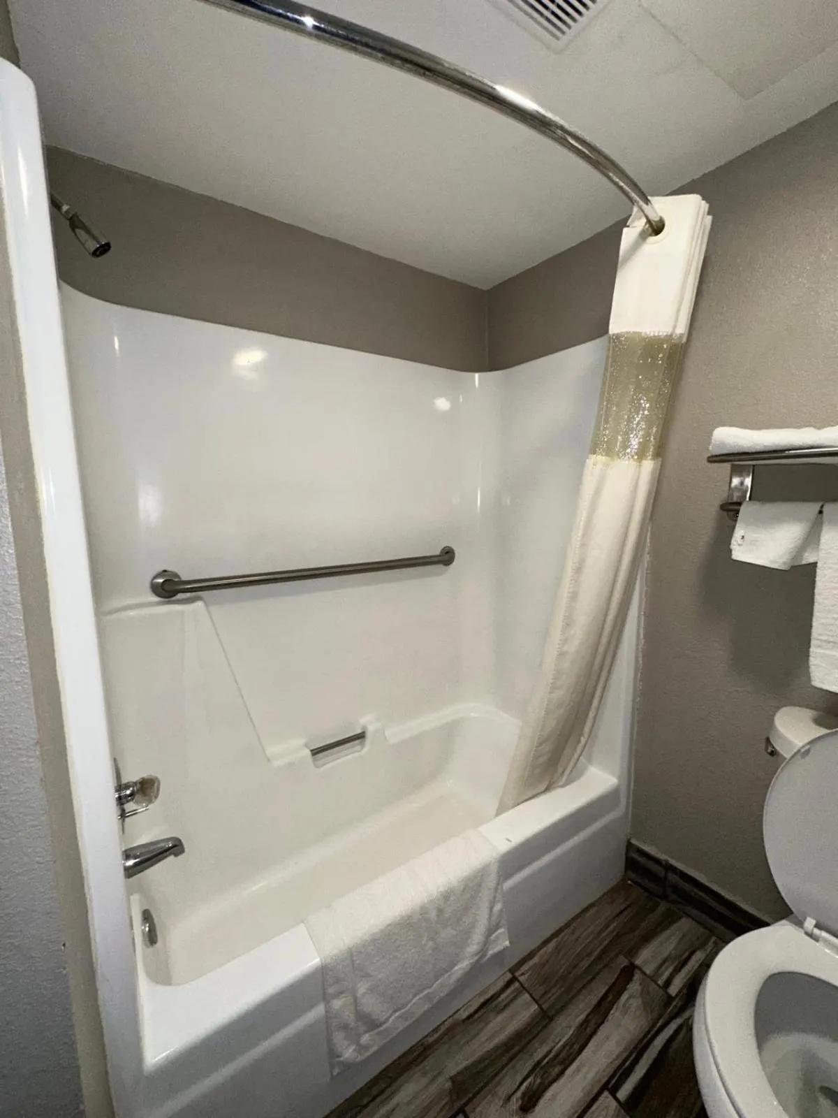 Toilet in Jameson Inn Winder