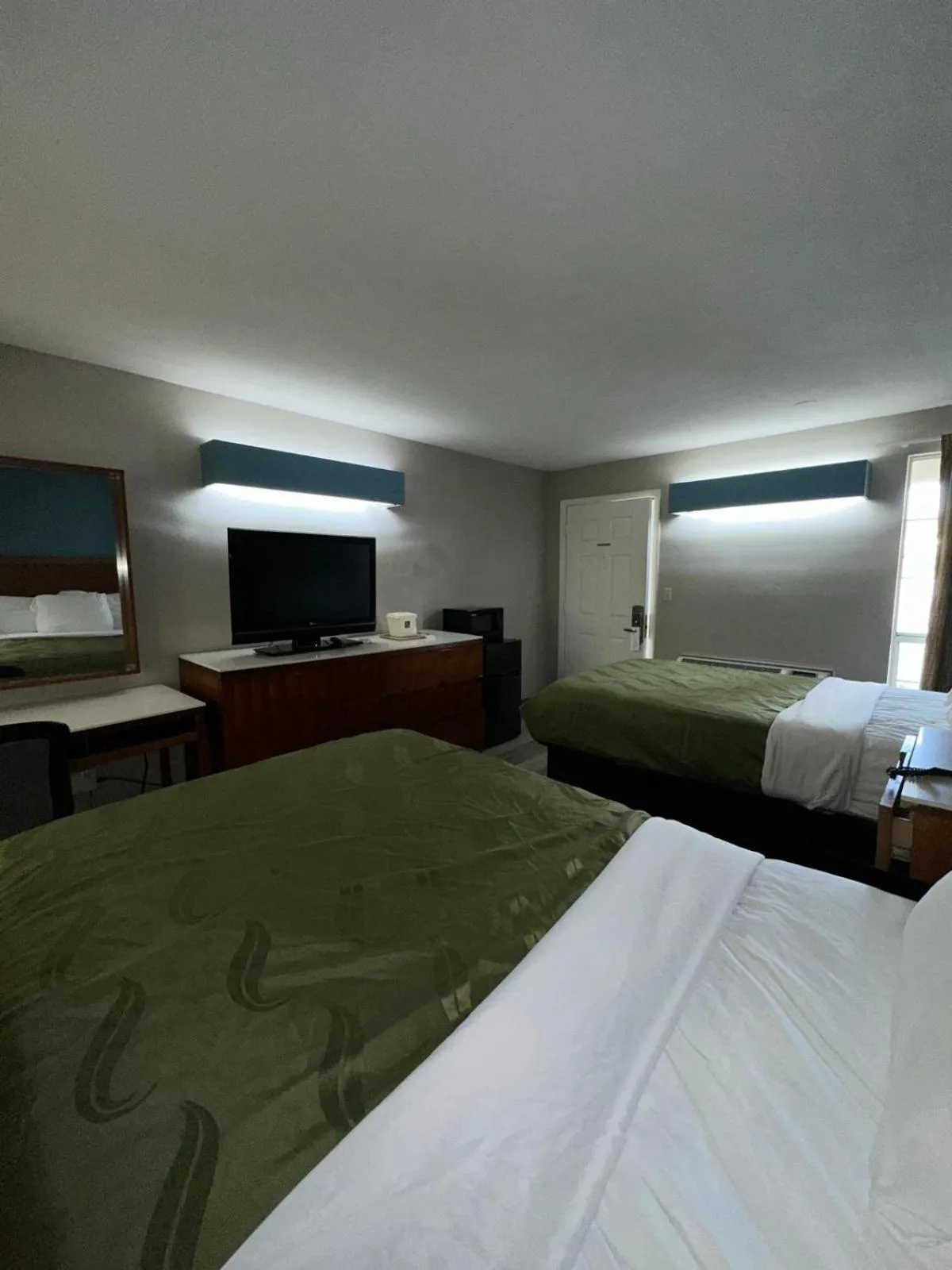 Bed in Jameson Inn Winder