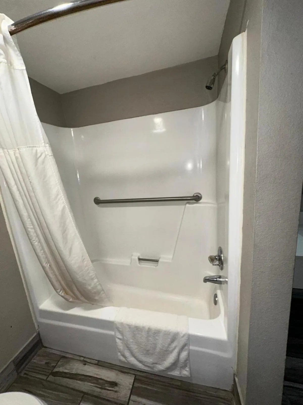 Shower in Jameson Inn Winder