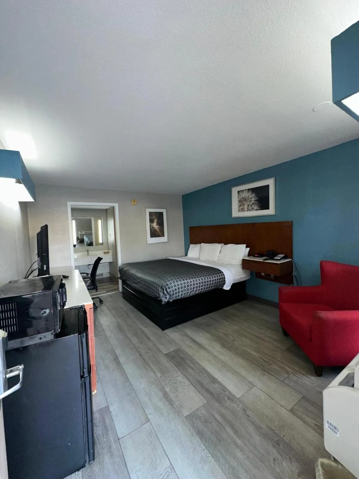 Bed in Jameson Inn Winder