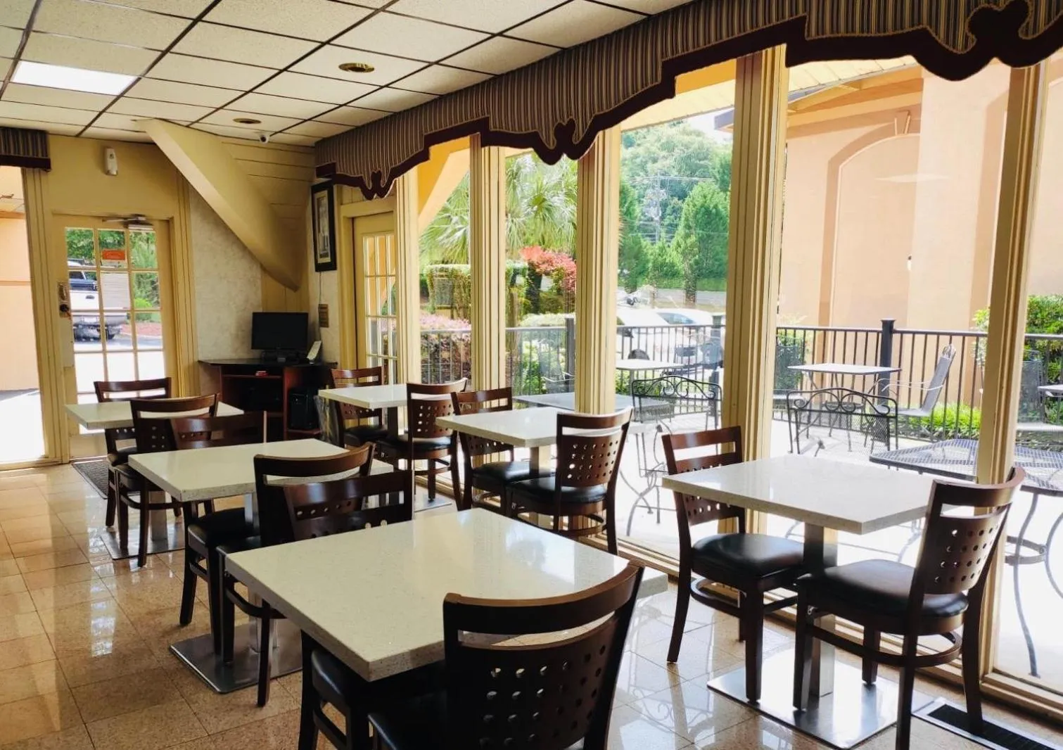 Lobby or reception in Howard Johnson by Wyndham Athens