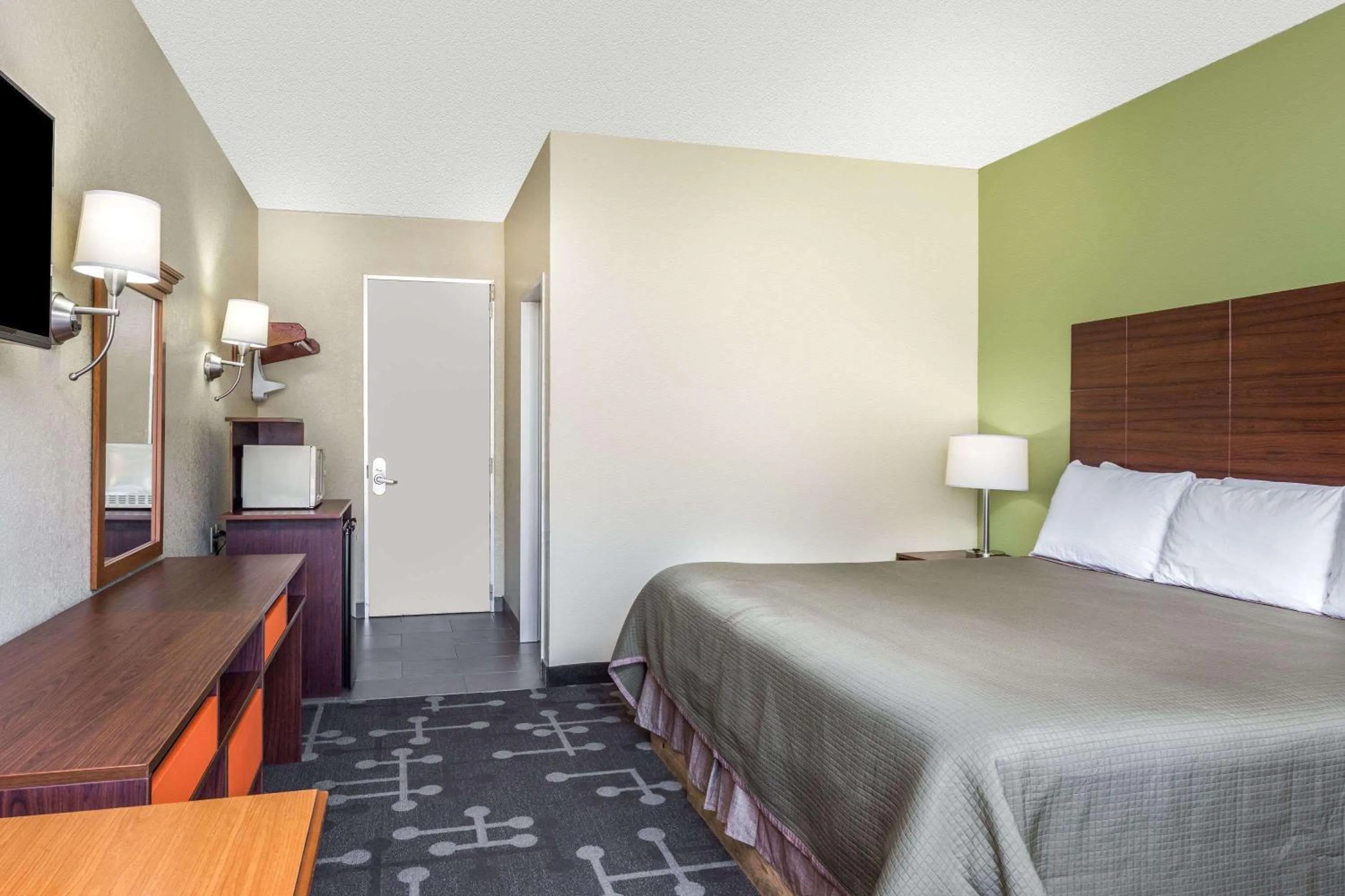 Photo of the whole room, Bed in Howard Johnson by Wyndham Athens