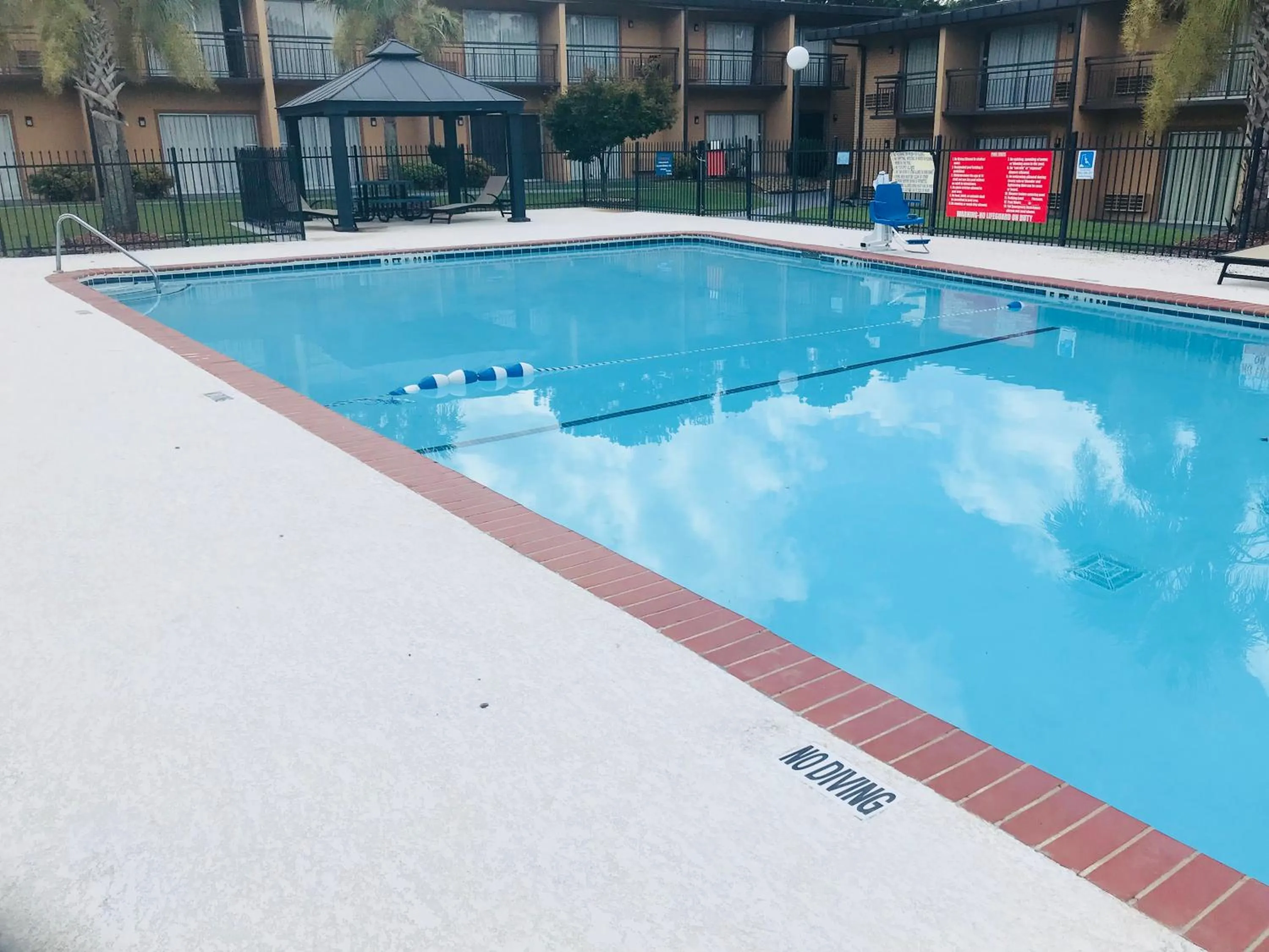 Swimming pool in Howard Johnson by Wyndham Athens