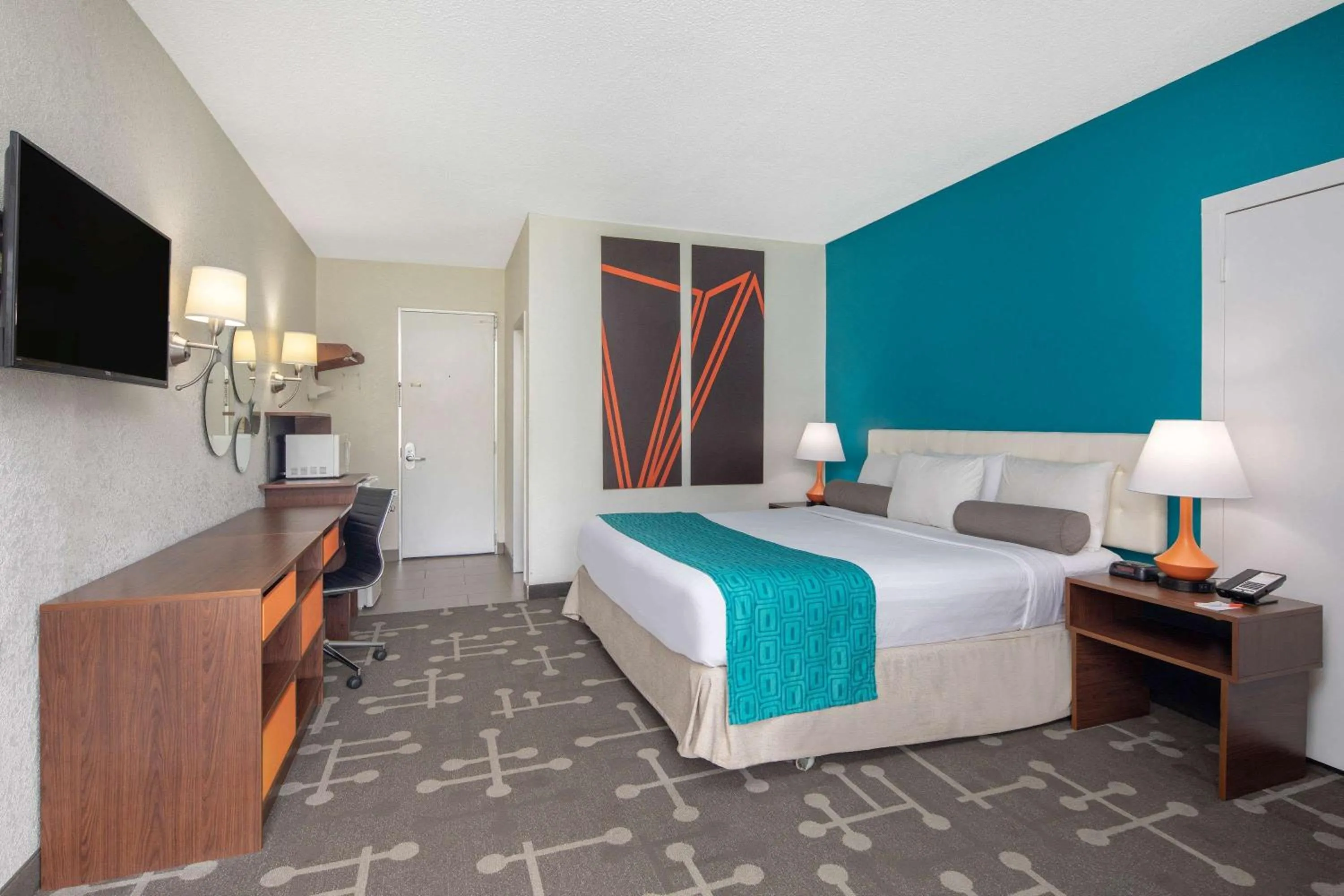 Photo of the whole room, Bed in Howard Johnson by Wyndham Athens