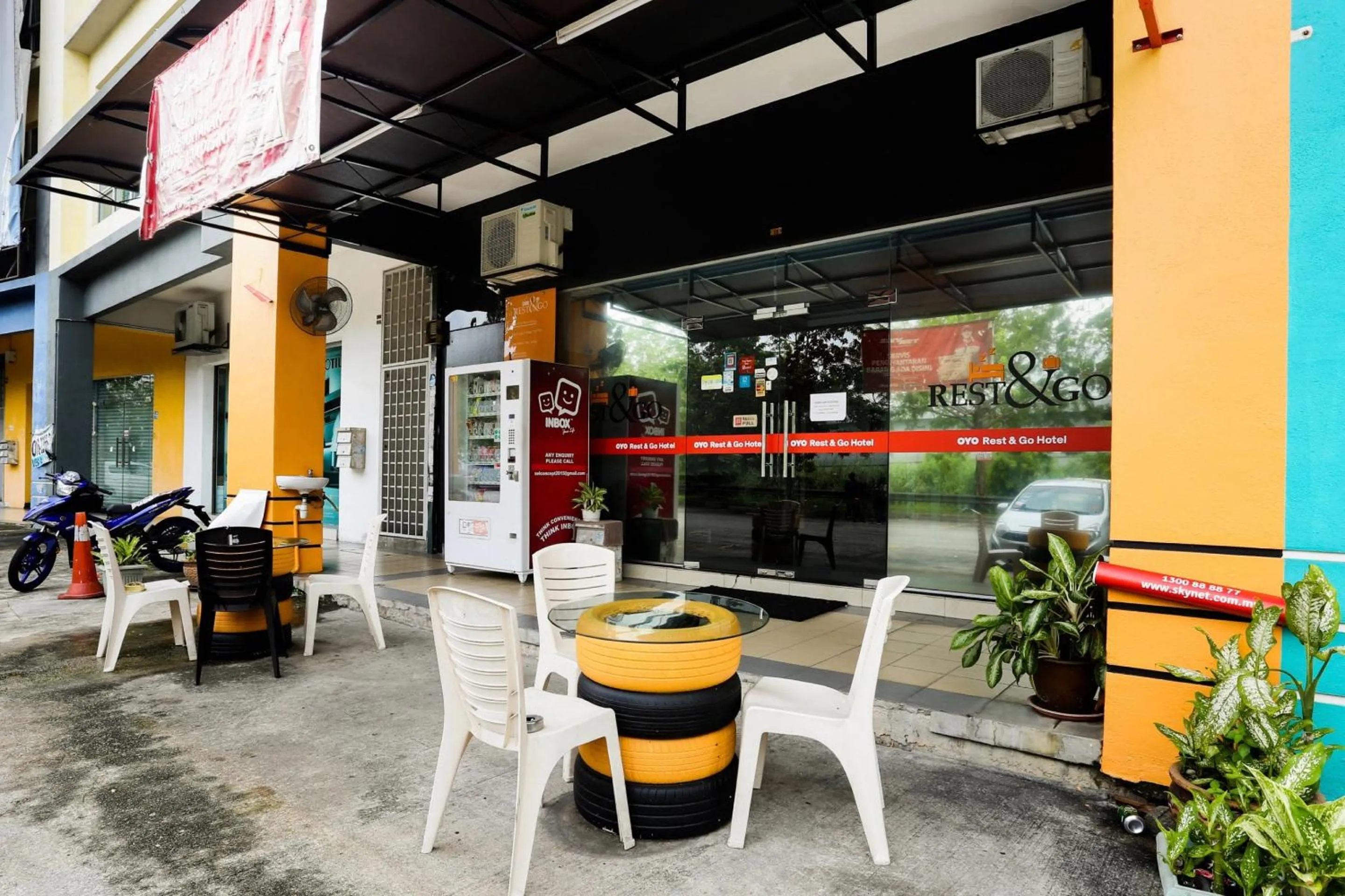 Facade/entrance in Hotel O Kl2f Rest & Go