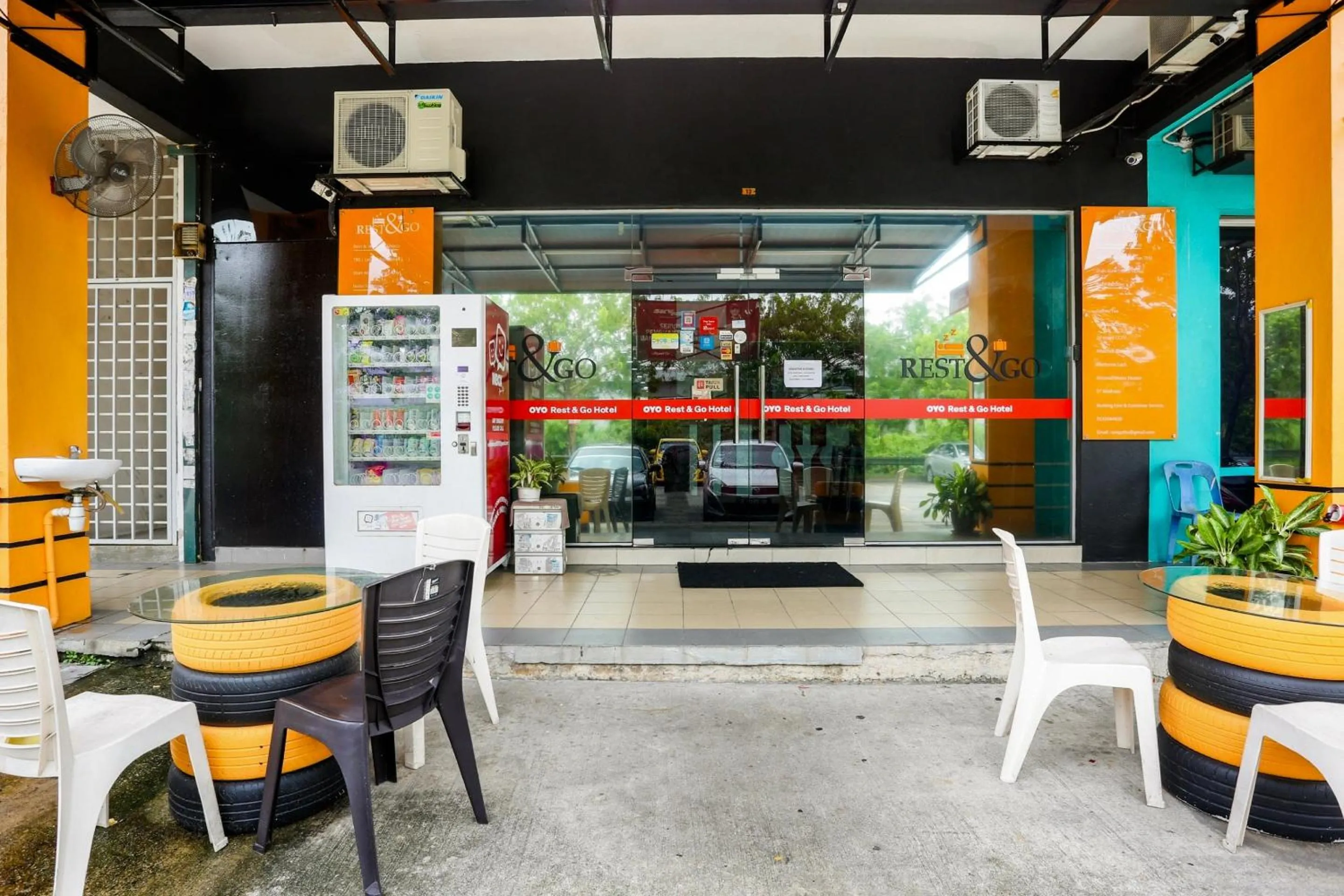 Facade/entrance in Hotel O Kl2f Rest & Go