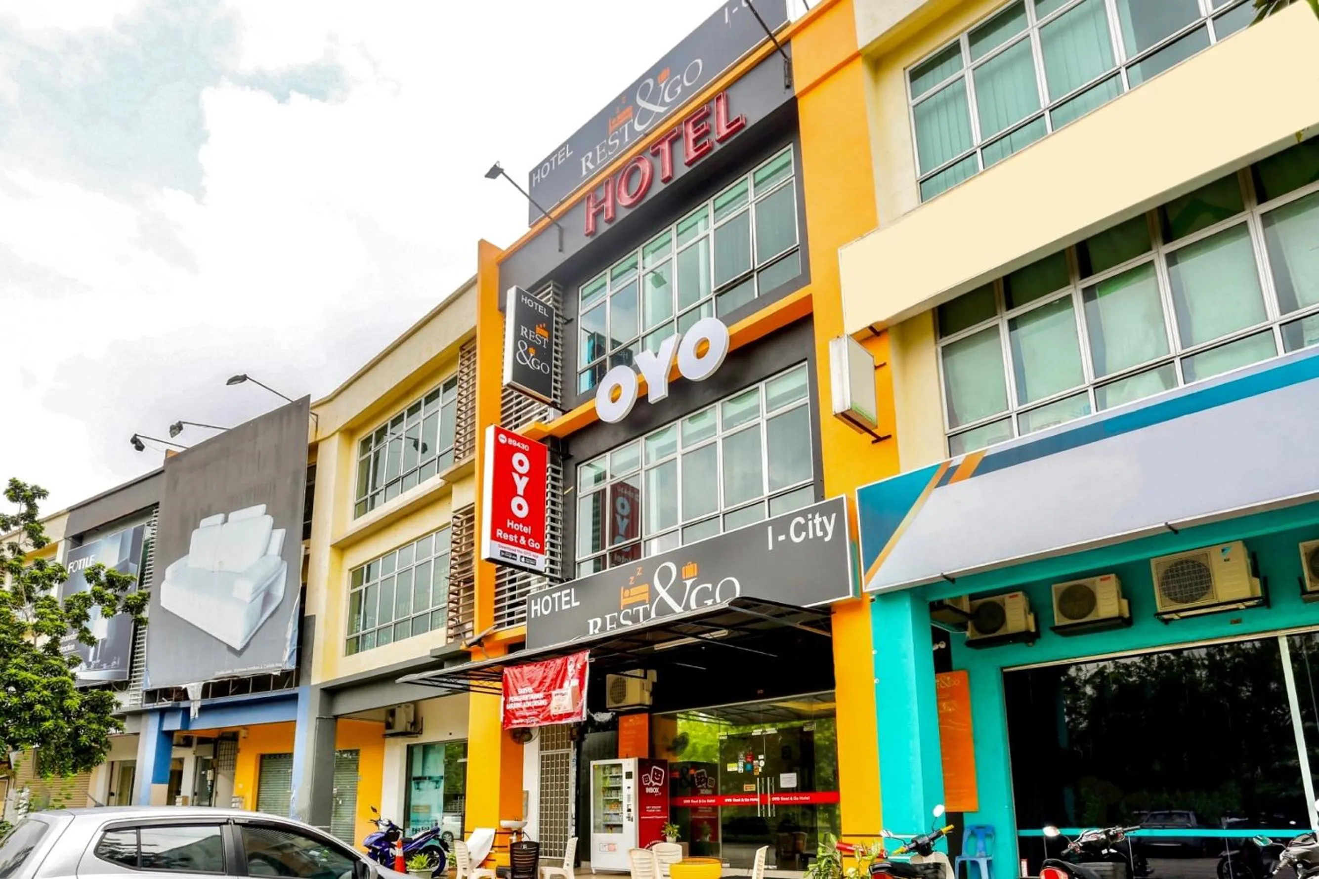 Facade/entrance in Hotel O Kl2f Rest & Go
