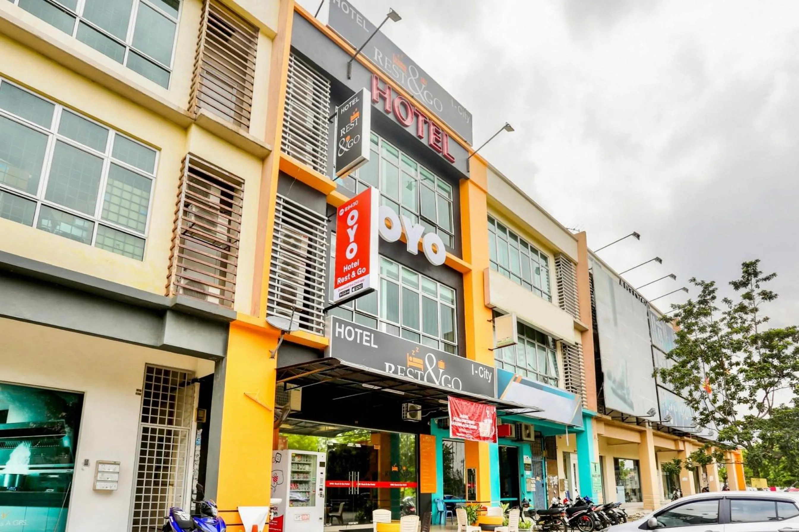 Facade/entrance in Hotel O Kl2f Rest & Go