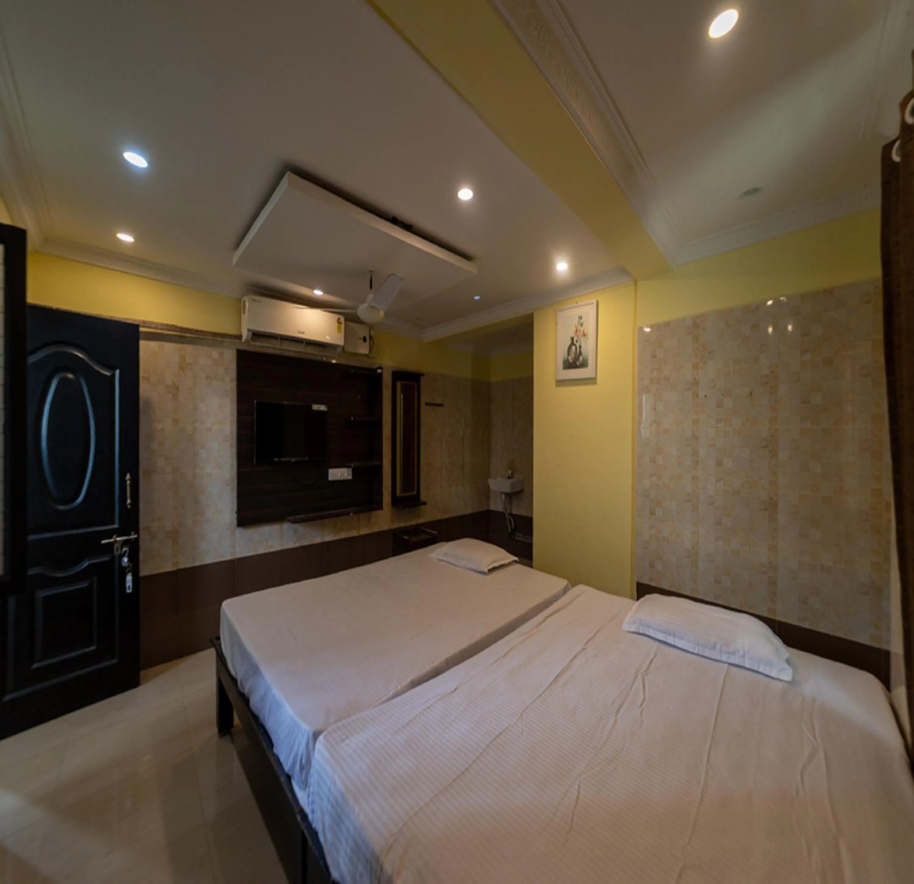 Photo of the whole room, Bed in JR Lodge