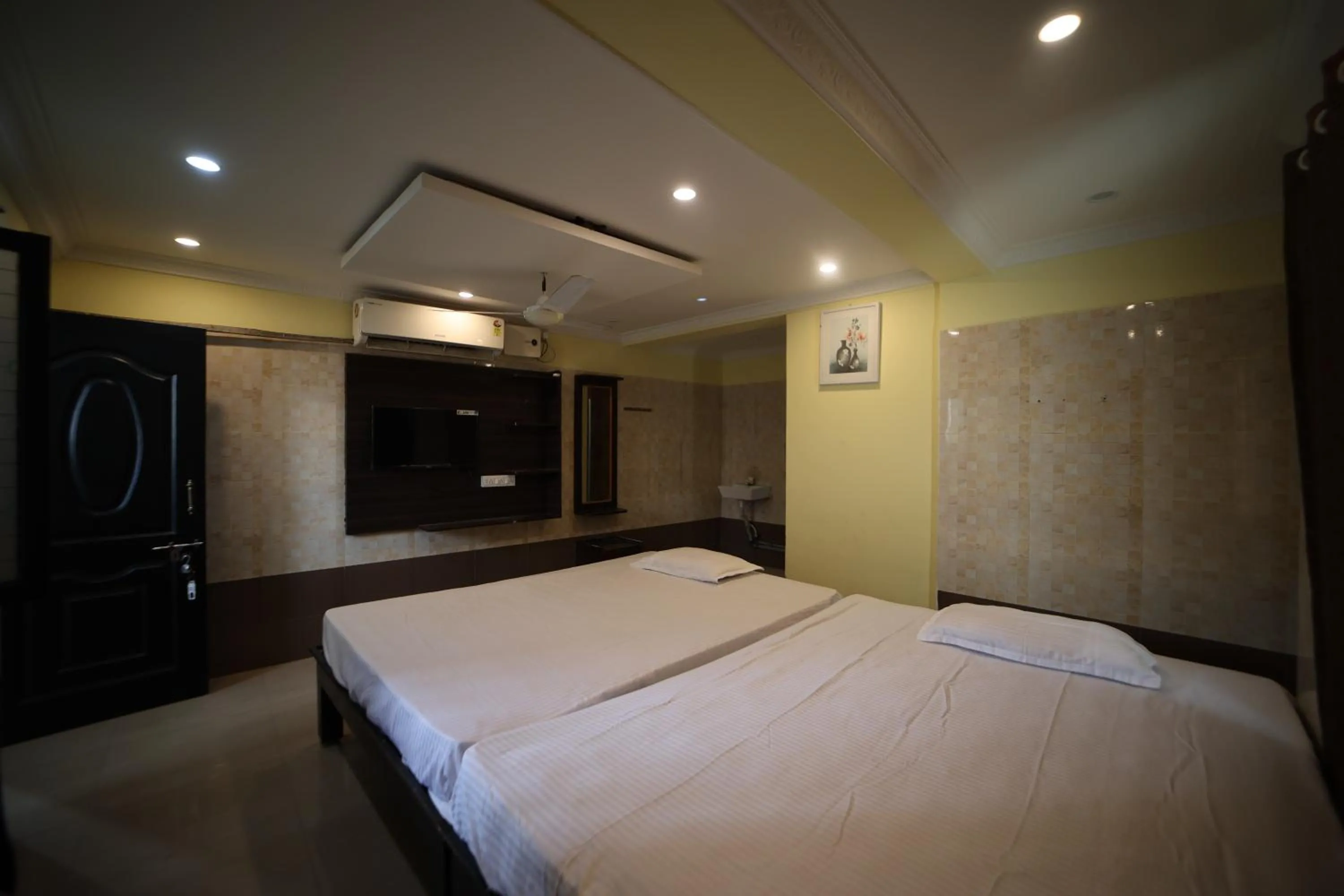 Photo of the whole room, Bed in JR Lodge