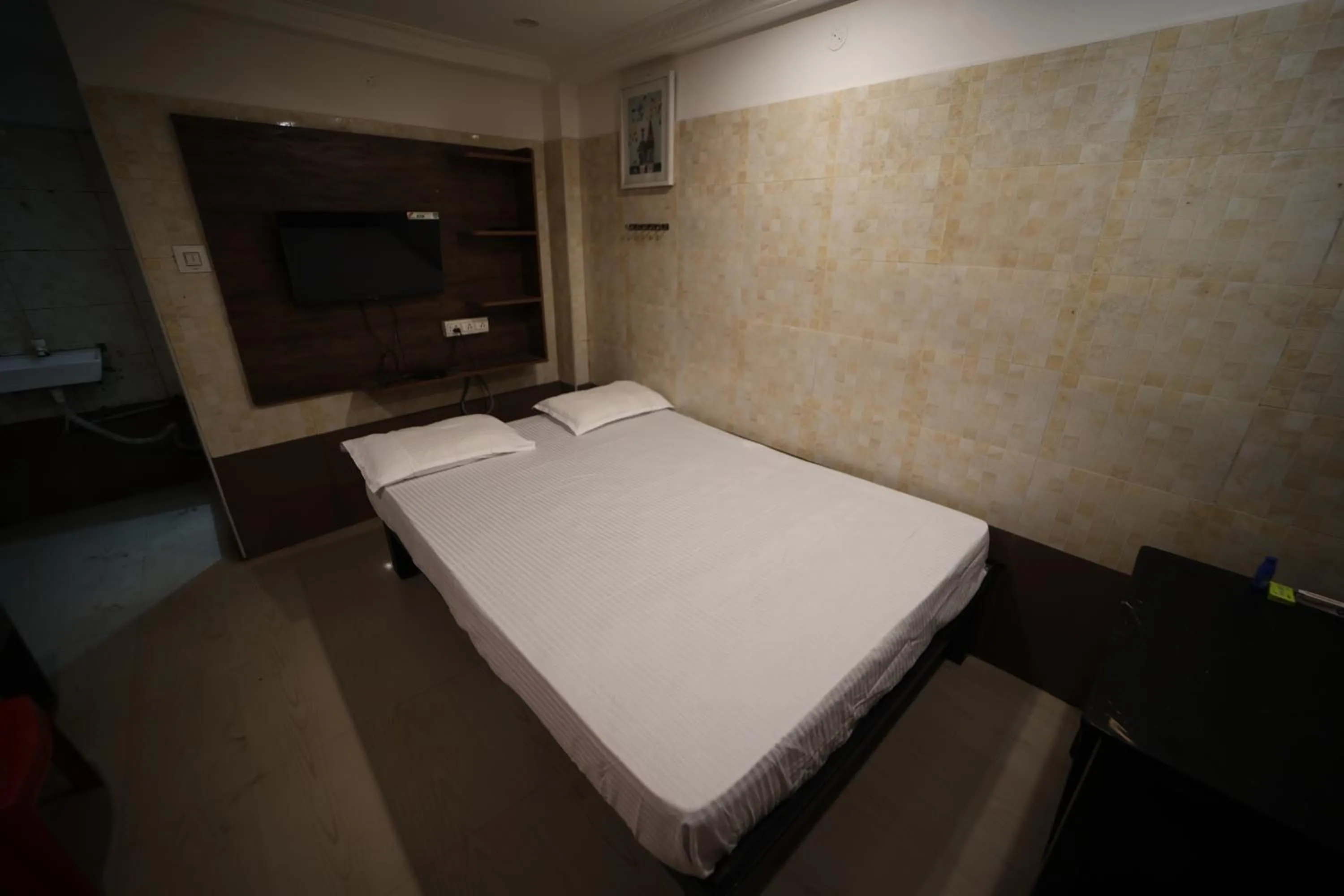 Photo of the whole room, Bed in JR Lodge