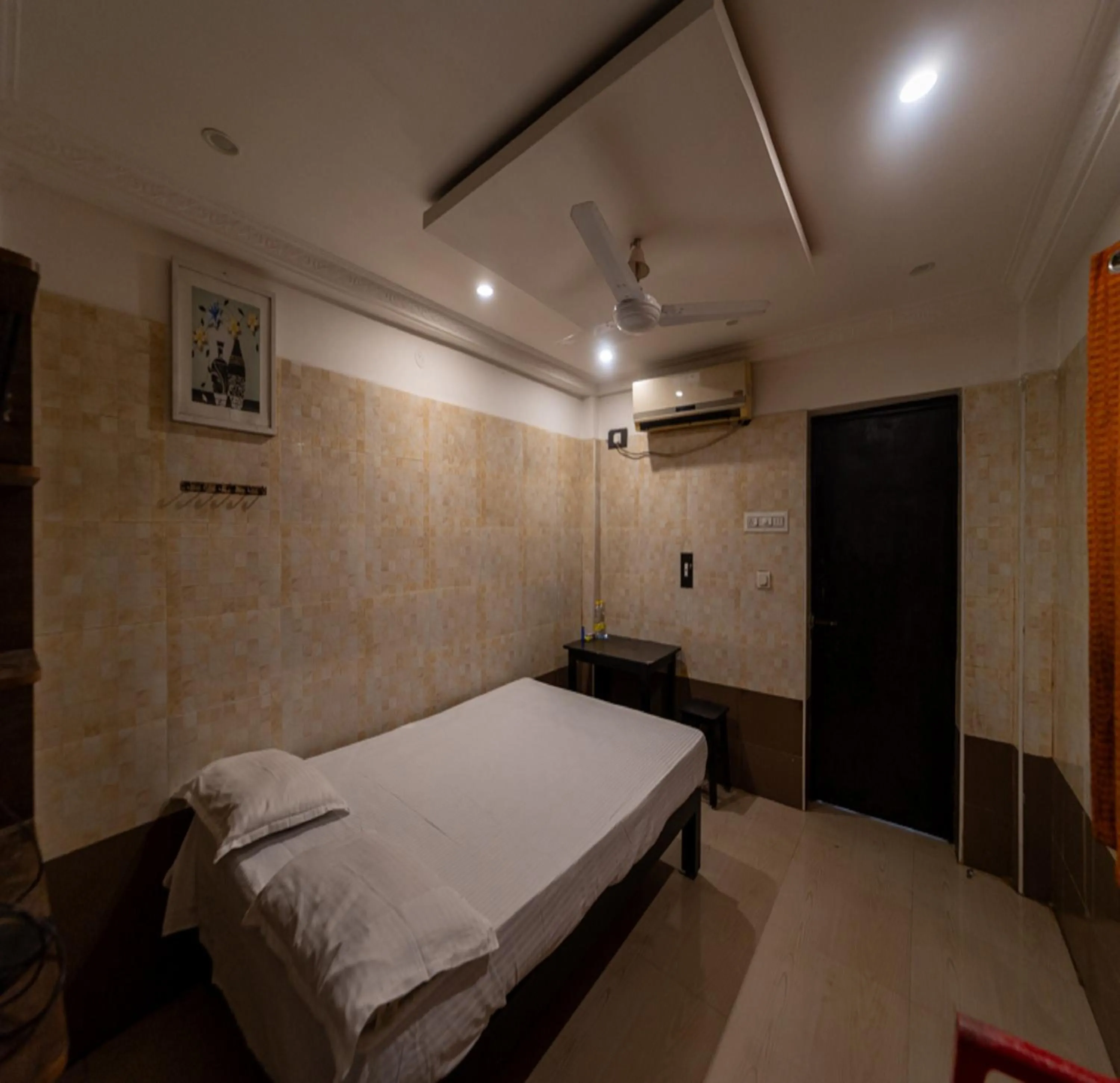 Photo of the whole room, Bed in JR Lodge