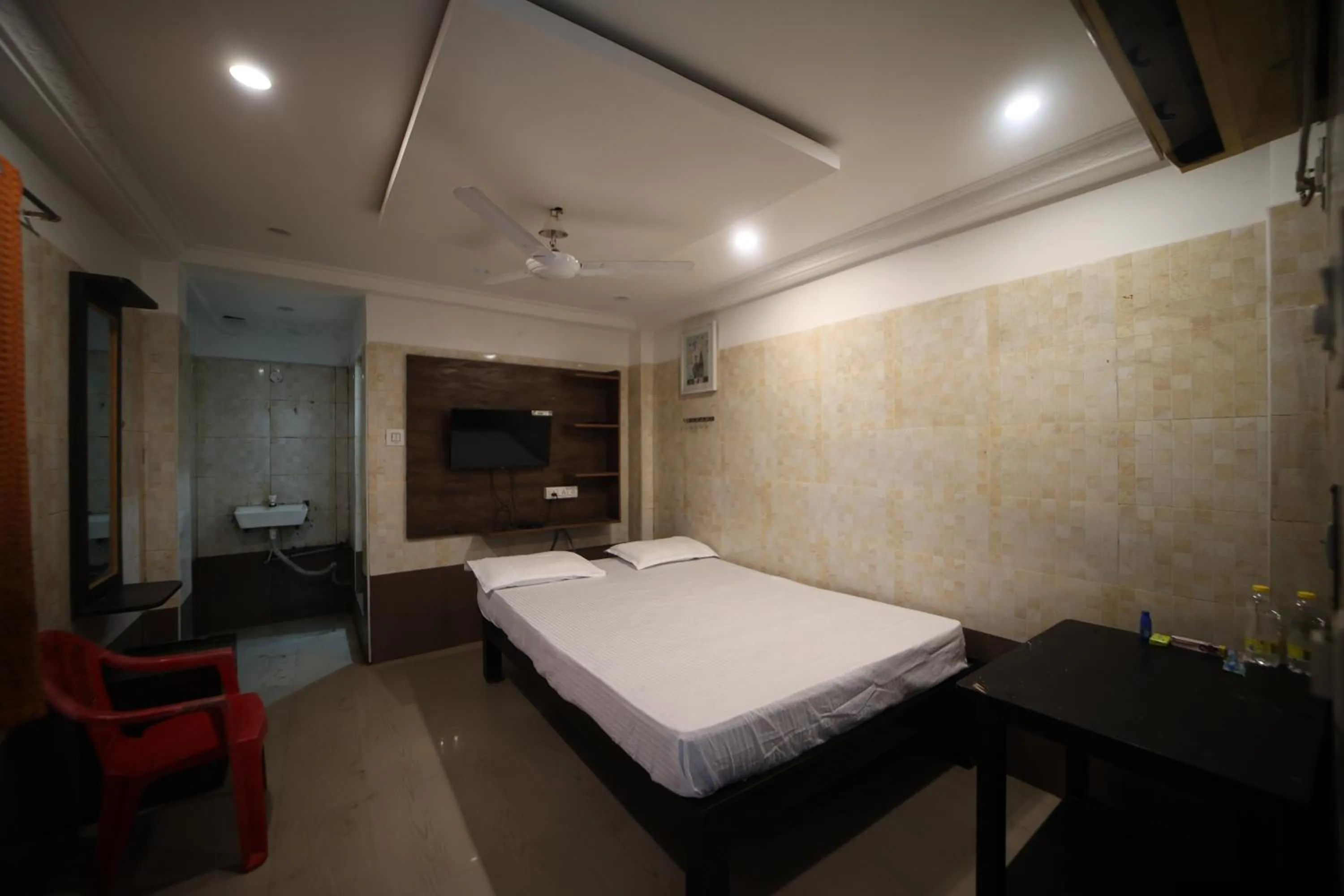 Photo of the whole room, Bed in JR Lodge