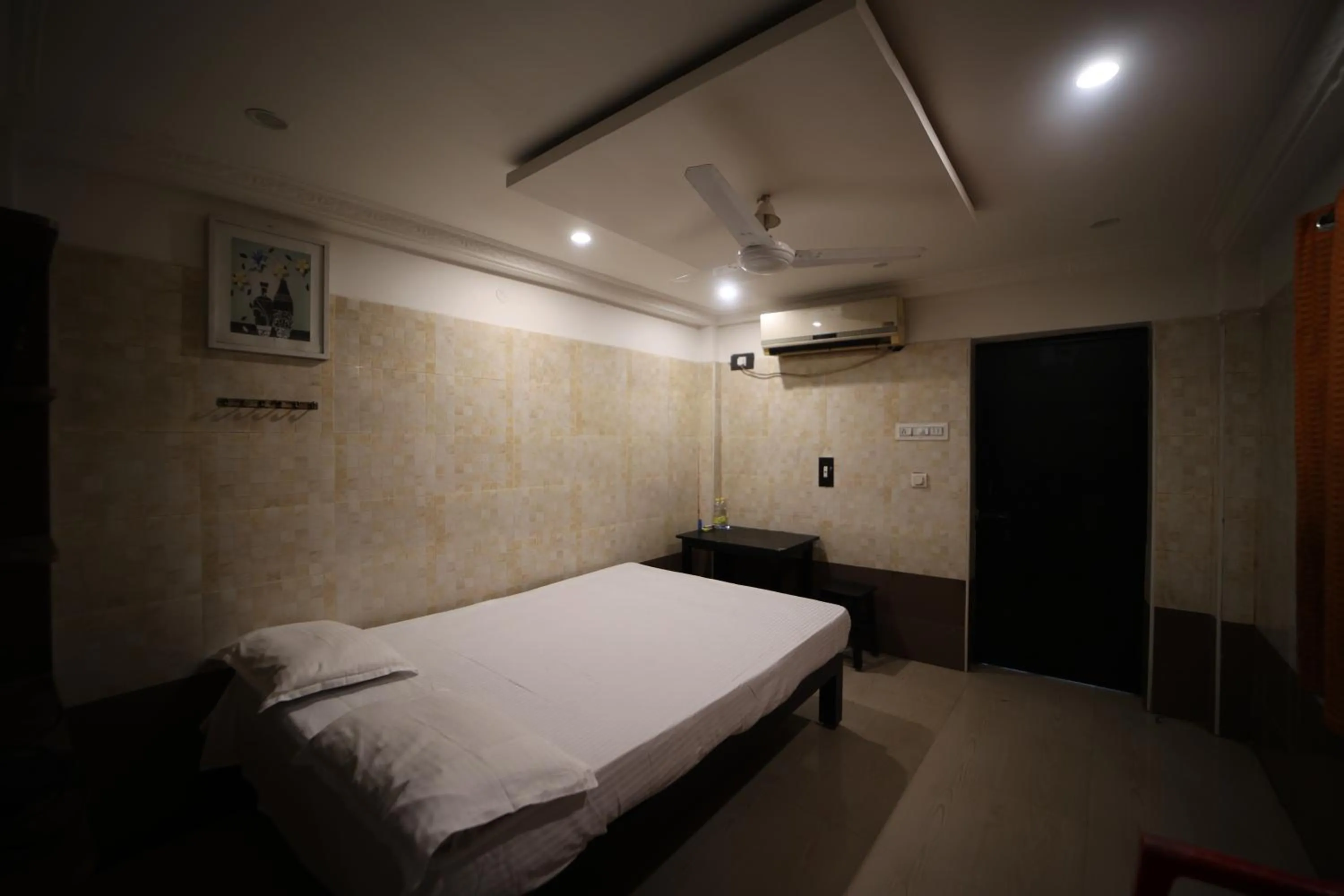Photo of the whole room, Bed in JR Lodge