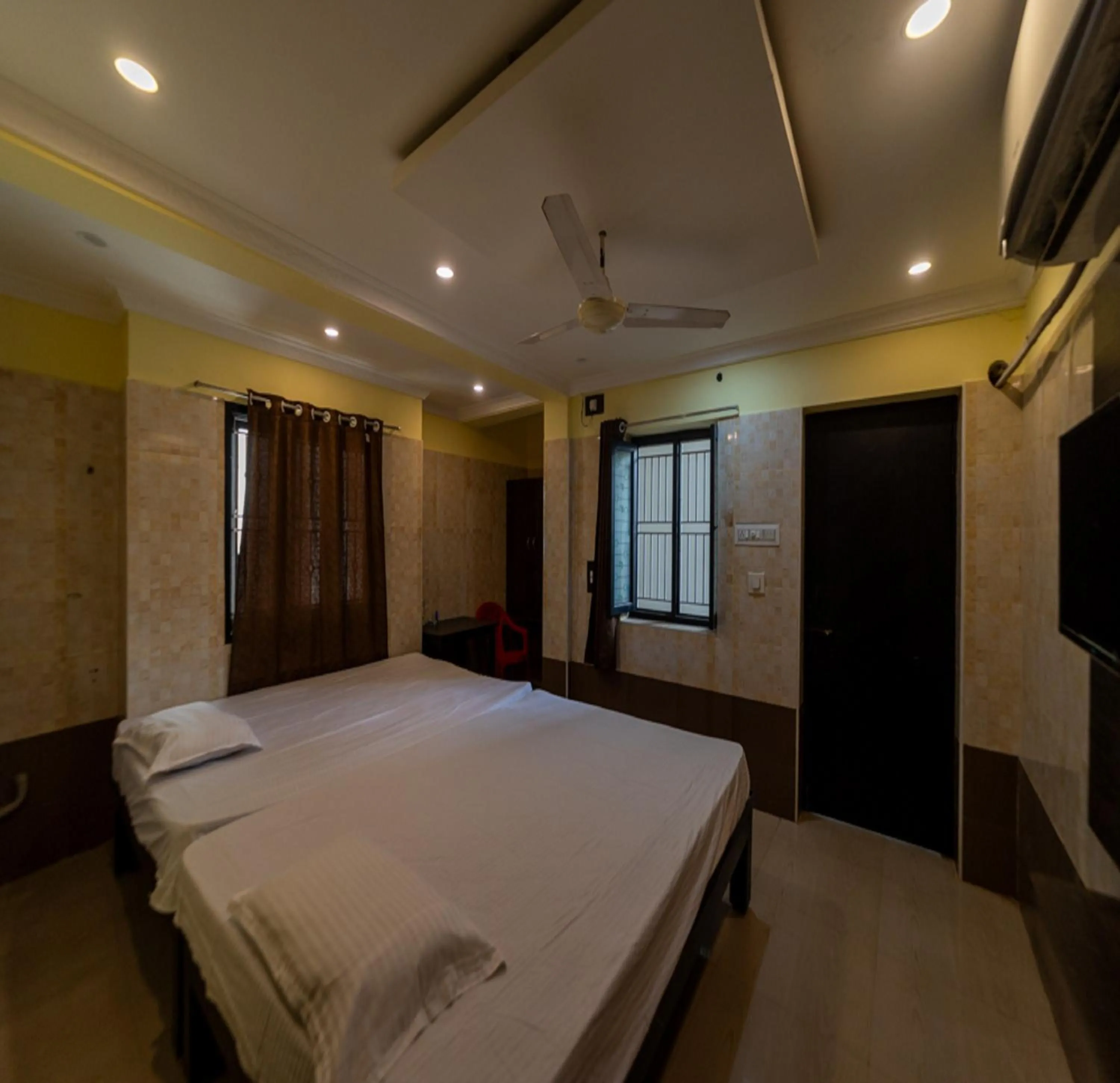 Photo of the whole room, Bed in JR Lodge