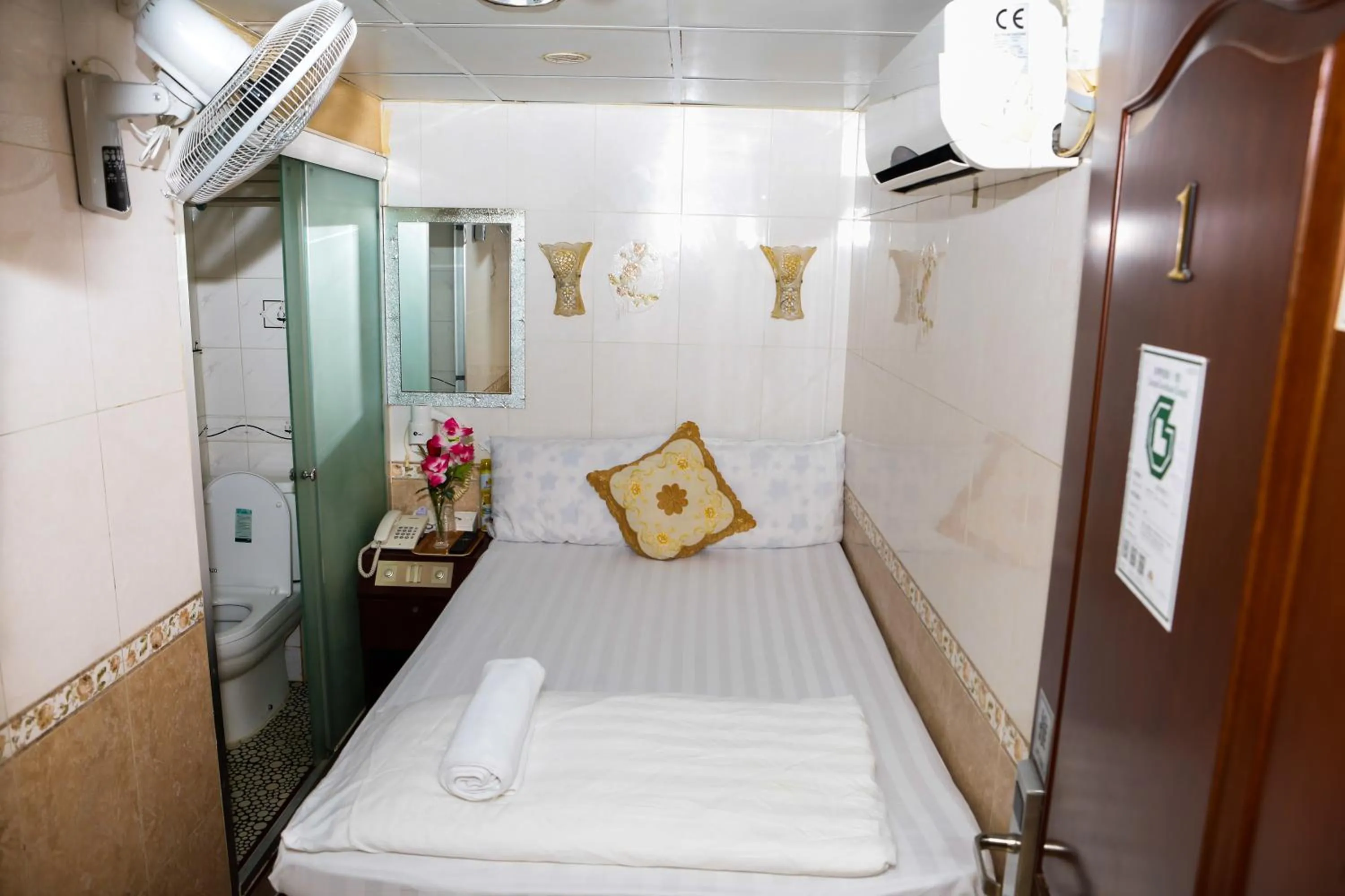 Bathroom, Bed in New Guangzhou Guest House