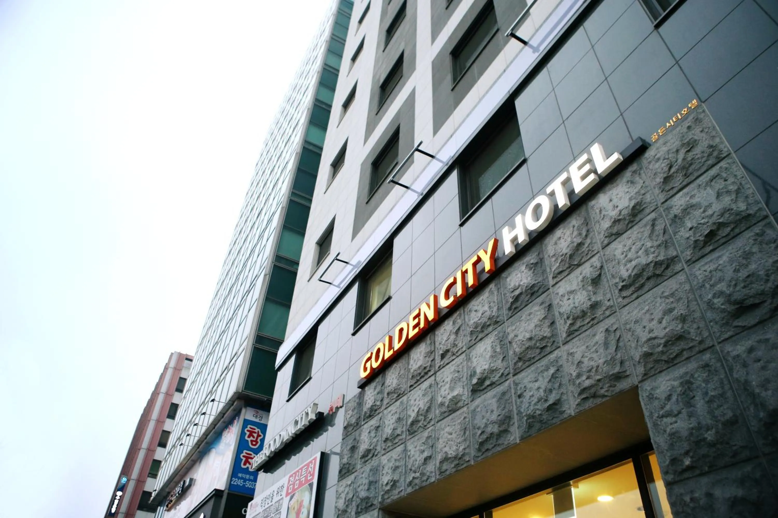 Facade/entrance in Golden City Hotel Dongdaemun