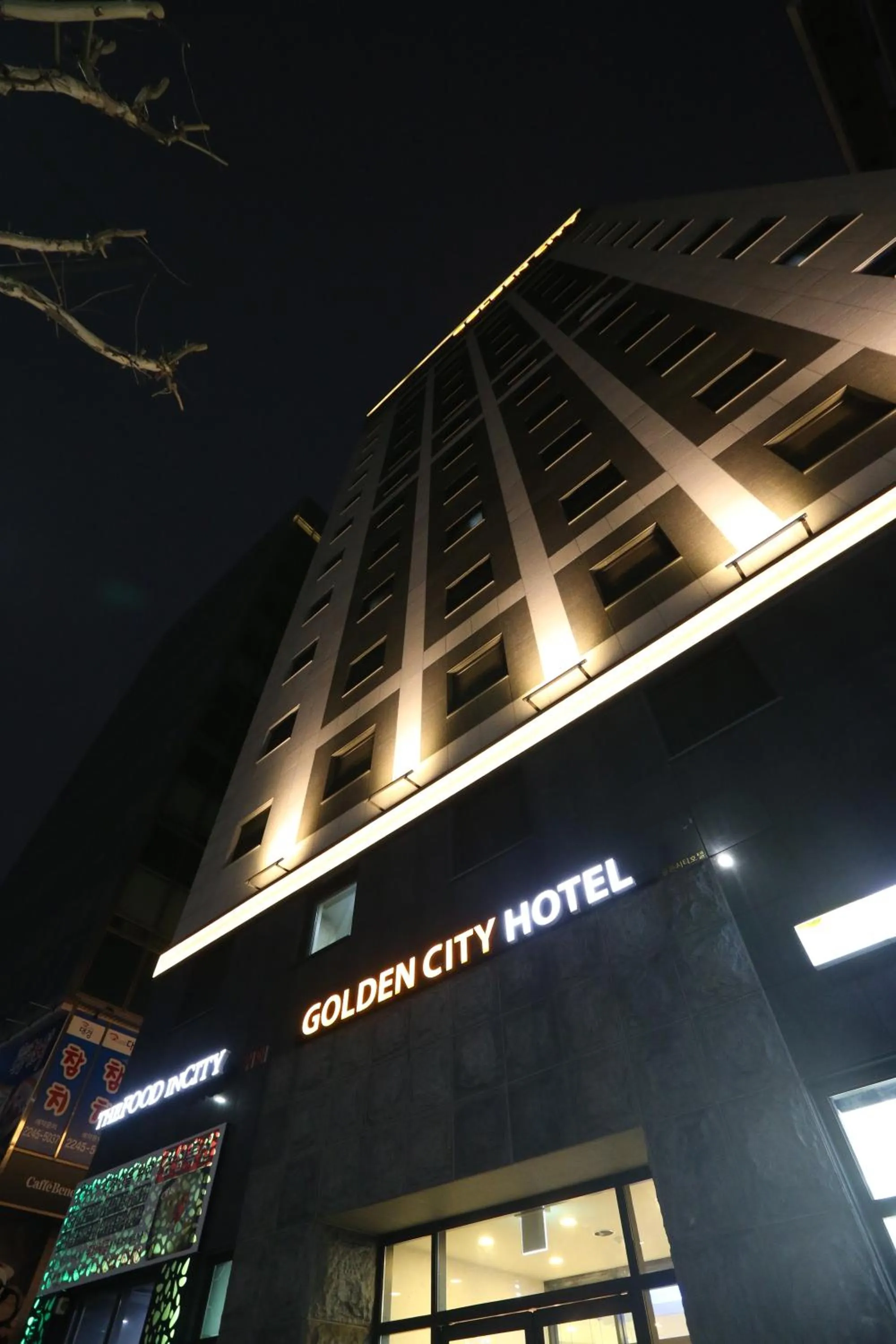 Facade/entrance in Golden City Hotel Dongdaemun