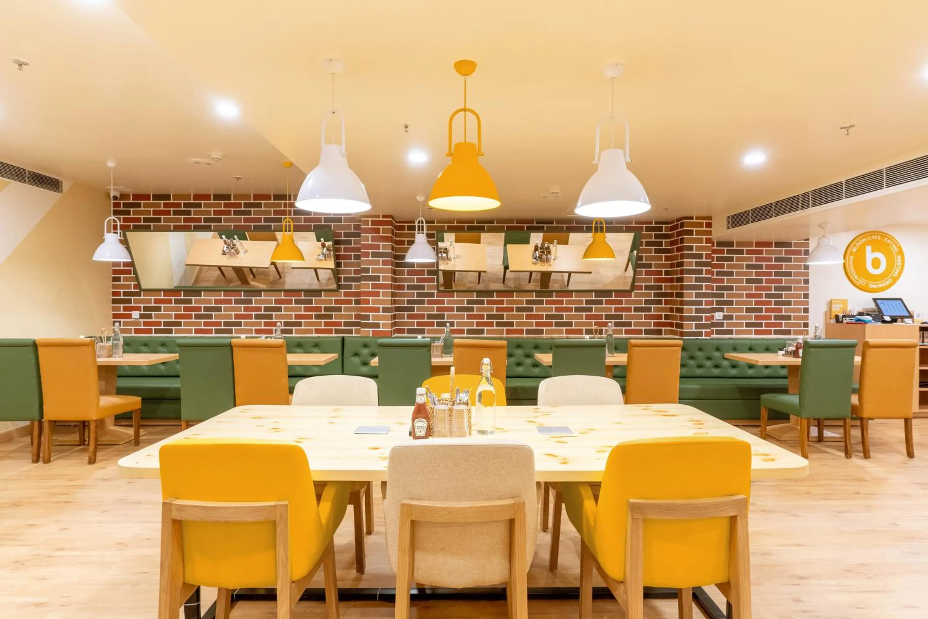 Restaurant/places to eat in Bloom Hotel - CR Park