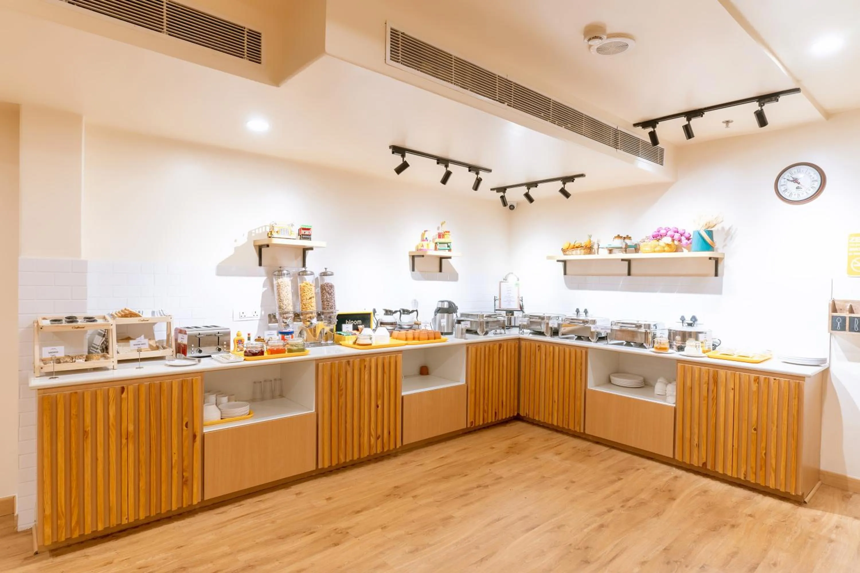 Restaurant/places to eat in Bloom Hotel - CR Park