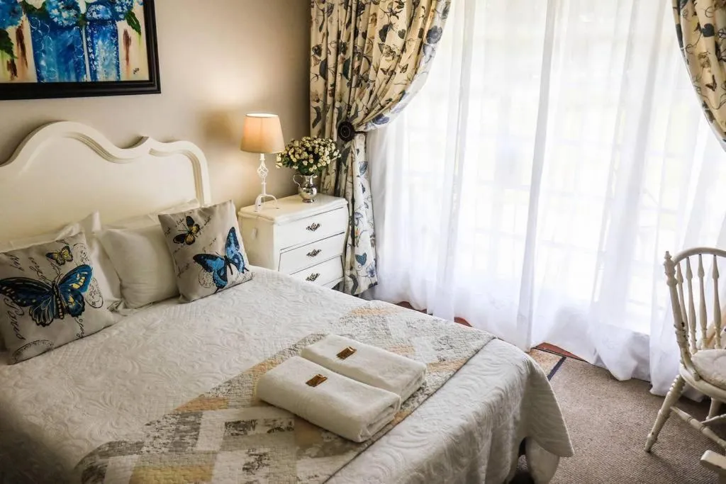 Photo of the whole room, Bed in Aberdeen House