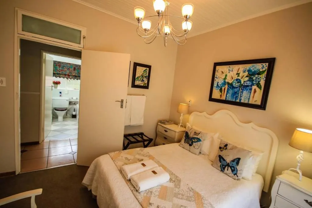 Photo of the whole room, Bed in Aberdeen House