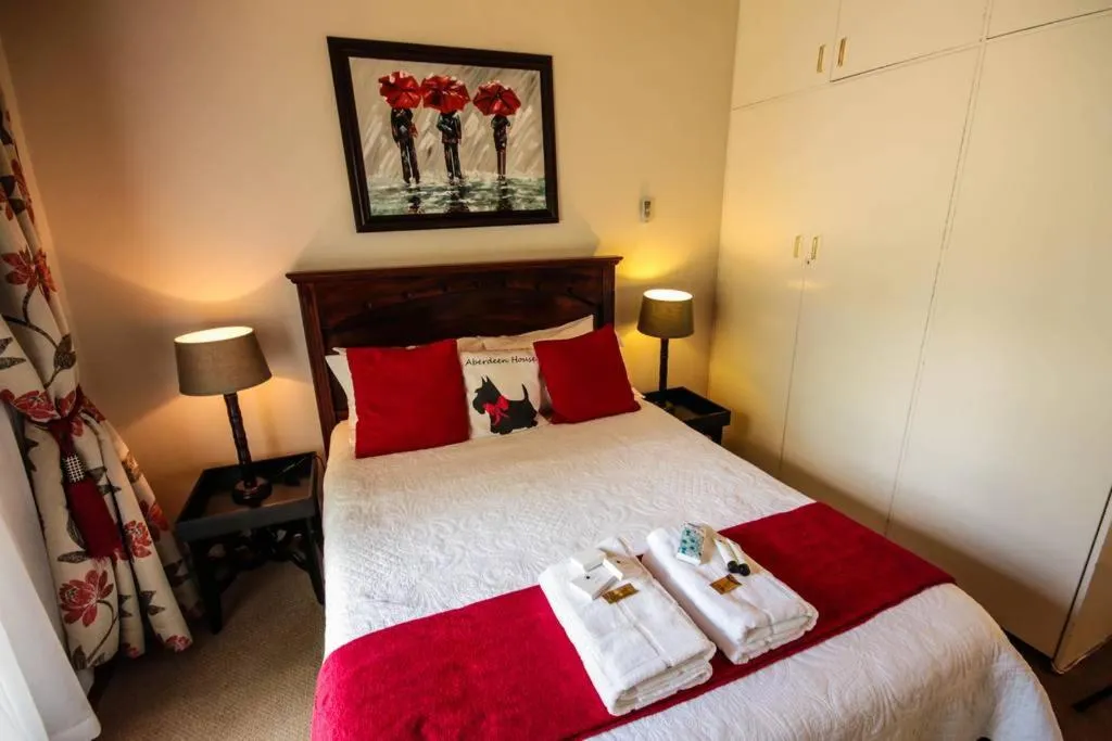 Photo of the whole room, Bed in Aberdeen House