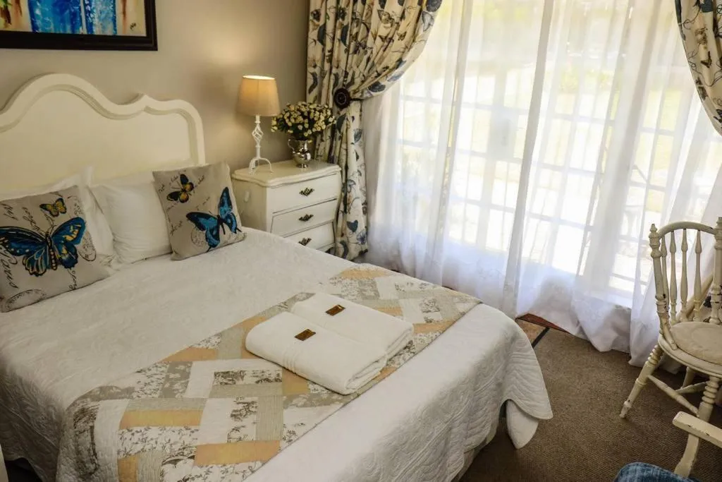 Photo of the whole room, Bed in Aberdeen House