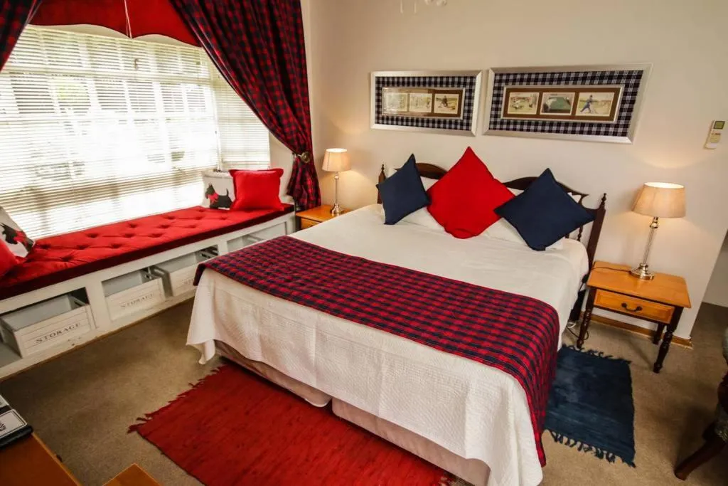 Photo of the whole room, Bed in Aberdeen House