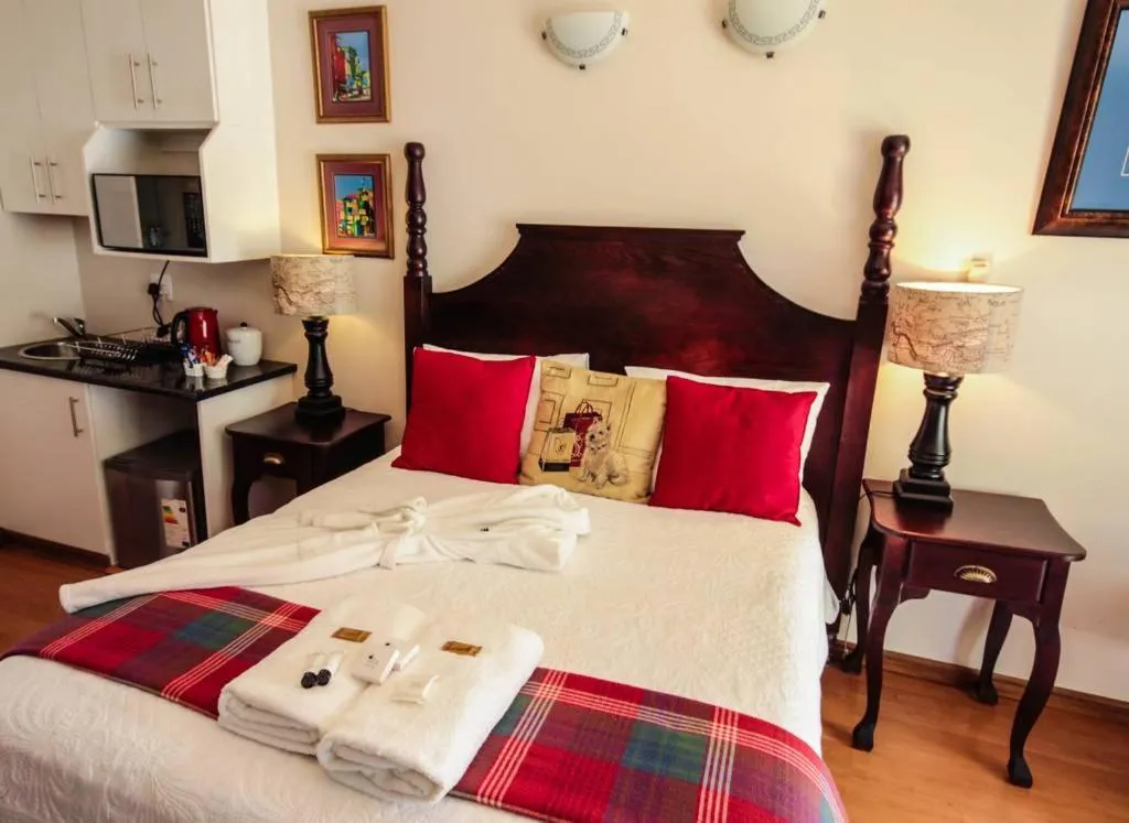 Photo of the whole room, Bed in Aberdeen House