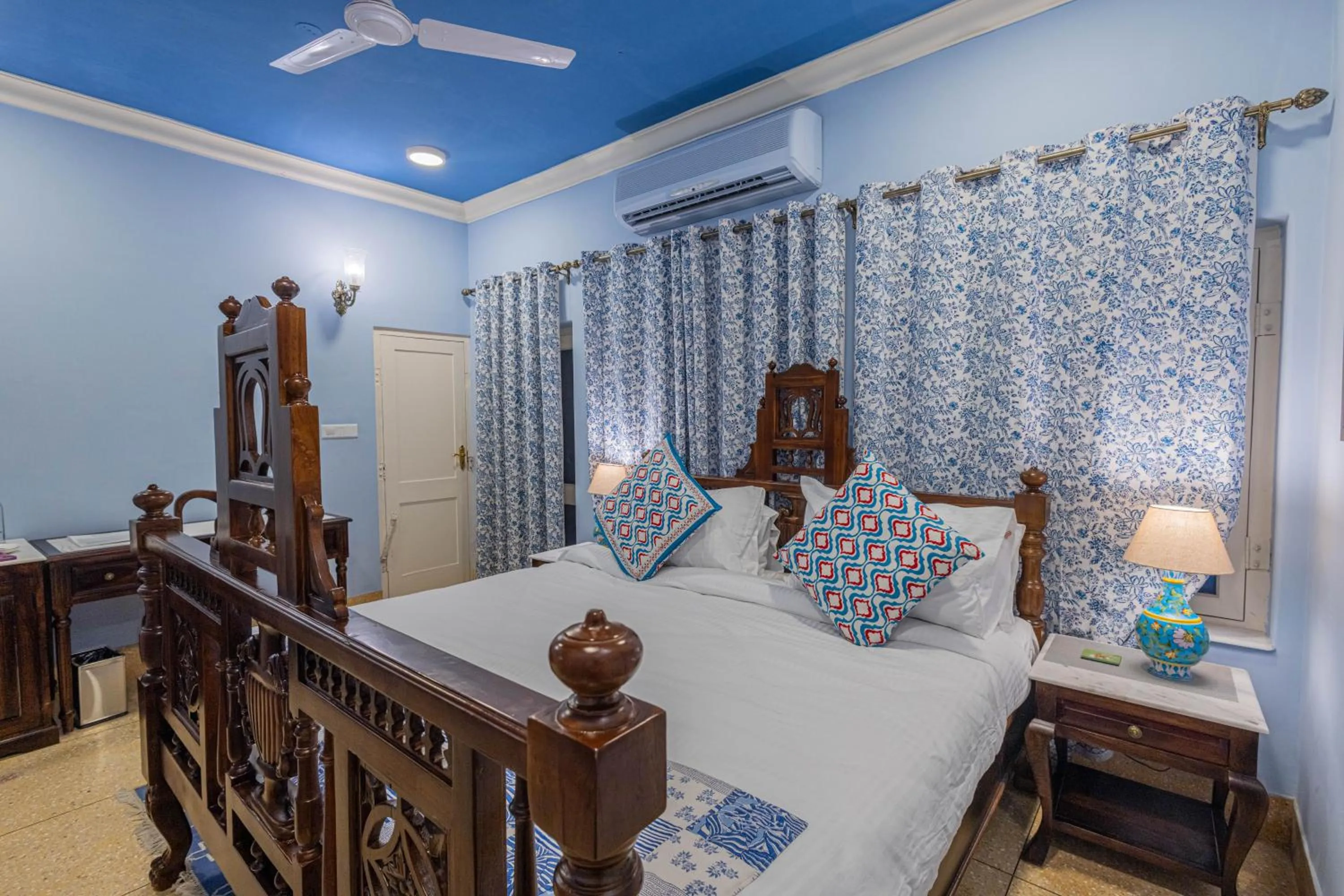 Bed in Sheel Mahal- Near Hawa Mahal