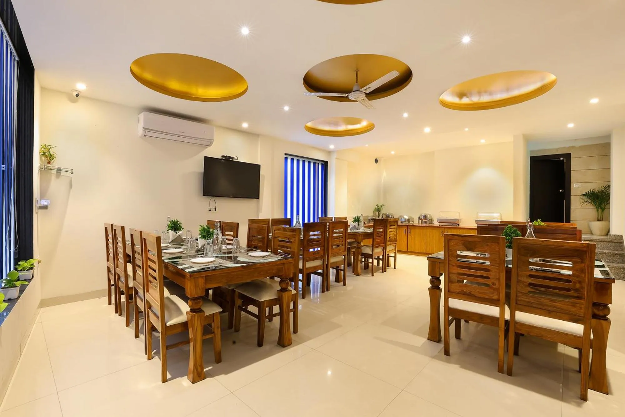 Restaurant/places to eat in Denver Paragon Suites Delhi Airport