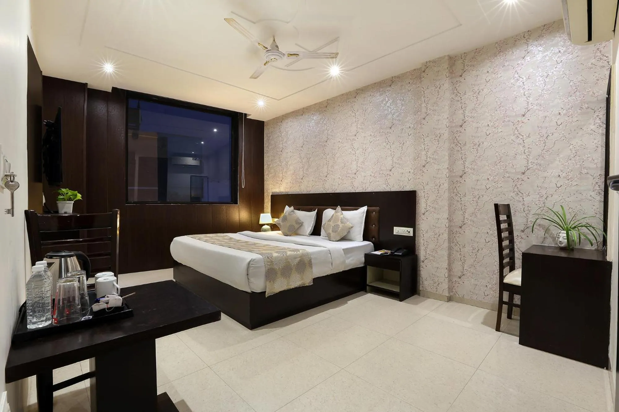 Bedroom in Denver Paragon Suites Delhi Airport