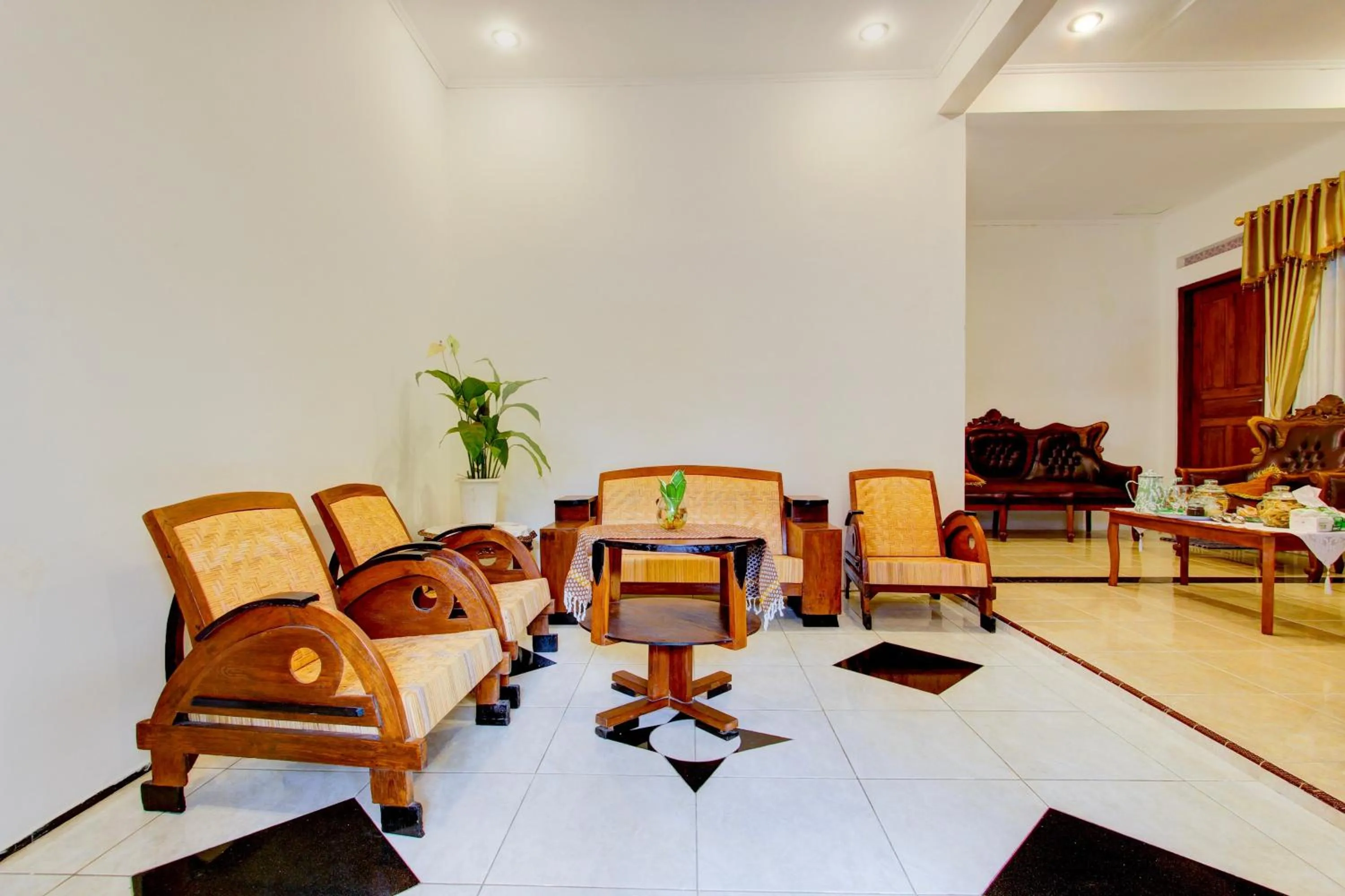 Lobby or reception in Hotel O Mbah Carik Homestay Syari'ah