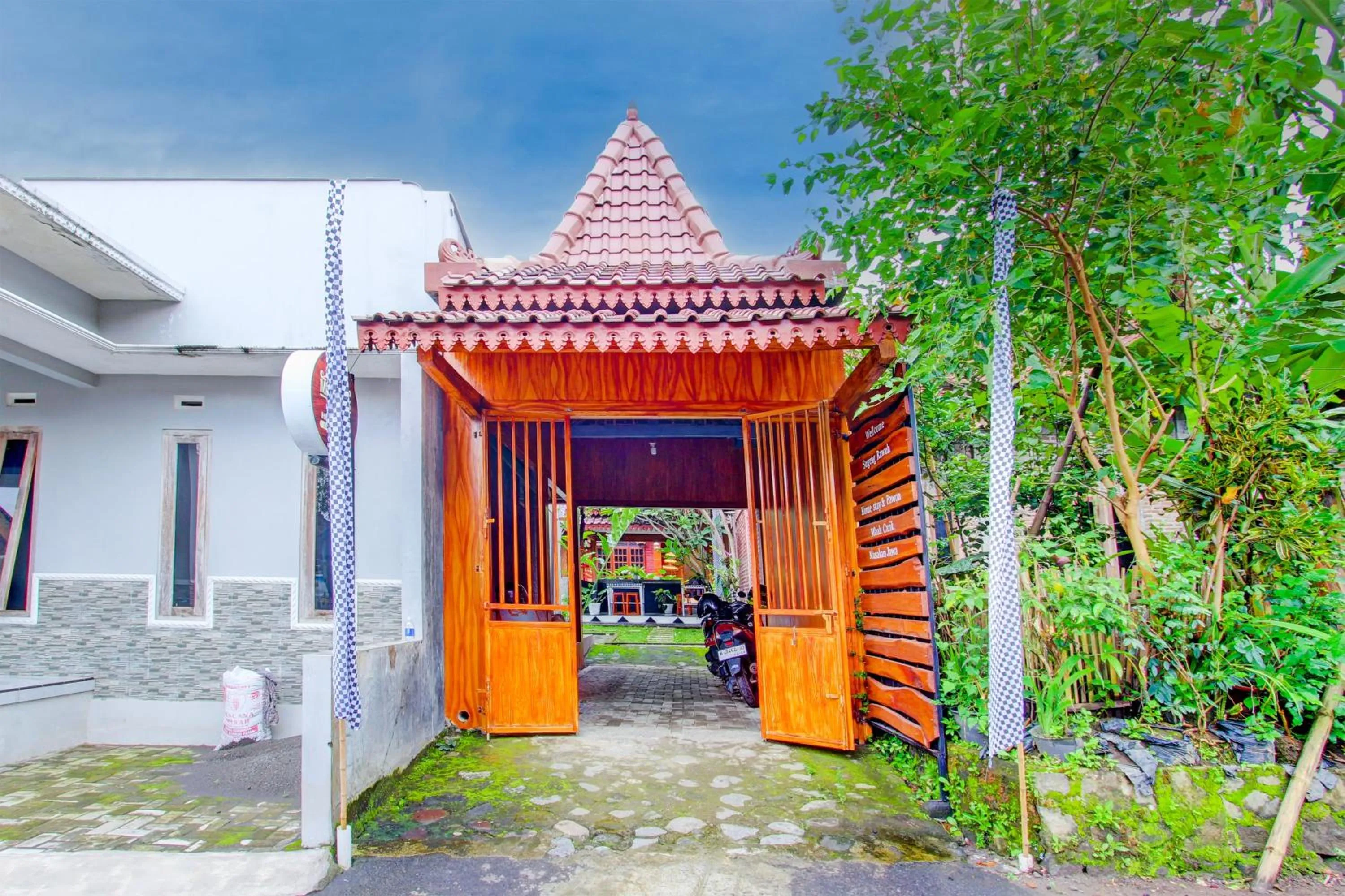 Facade/entrance in Hotel O Mbah Carik Homestay Syari'ah