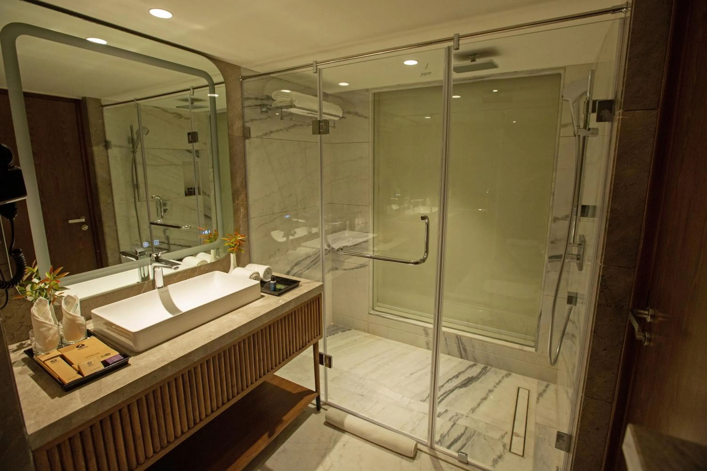 Shower in ARISTA BY AMBITION