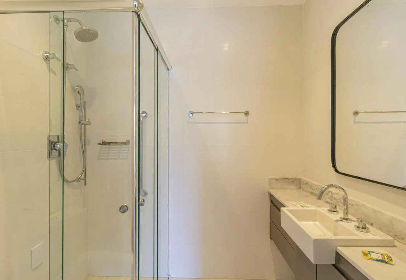 Shower in 360 Athos Paraiso