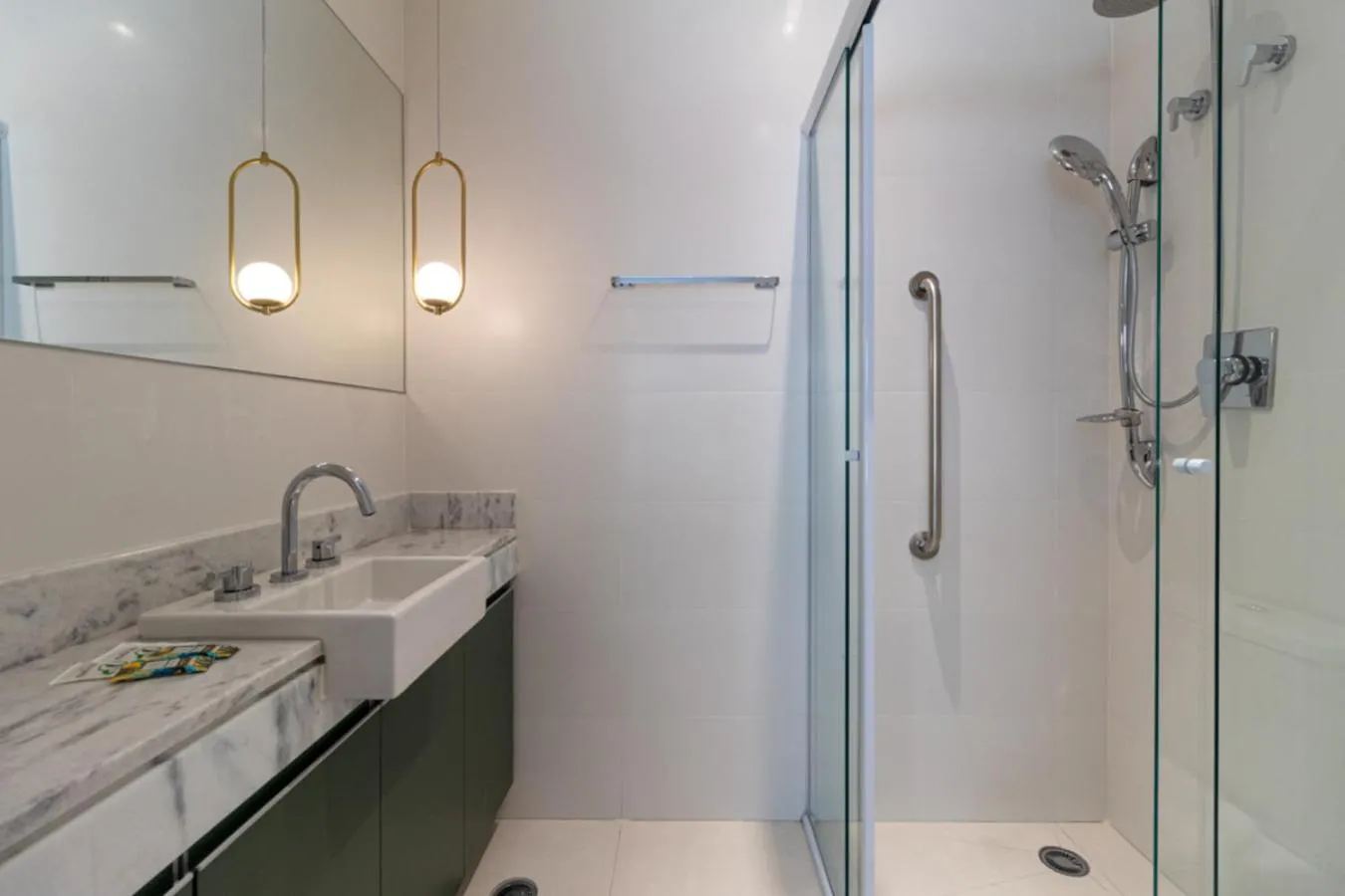 Shower in 360 Athos Paraiso
