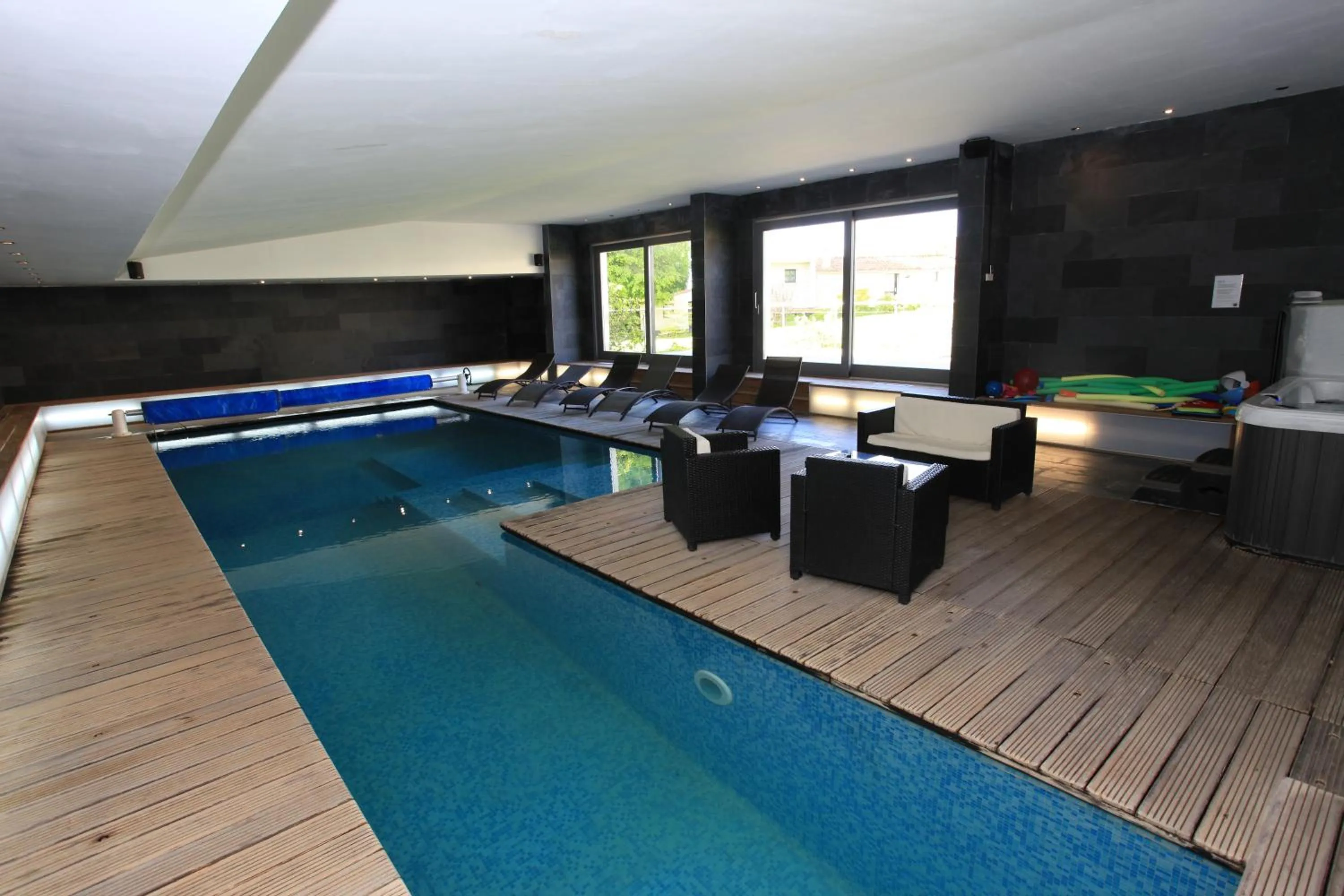 Spa and wellness centre/facilities in Le Clos du miroir