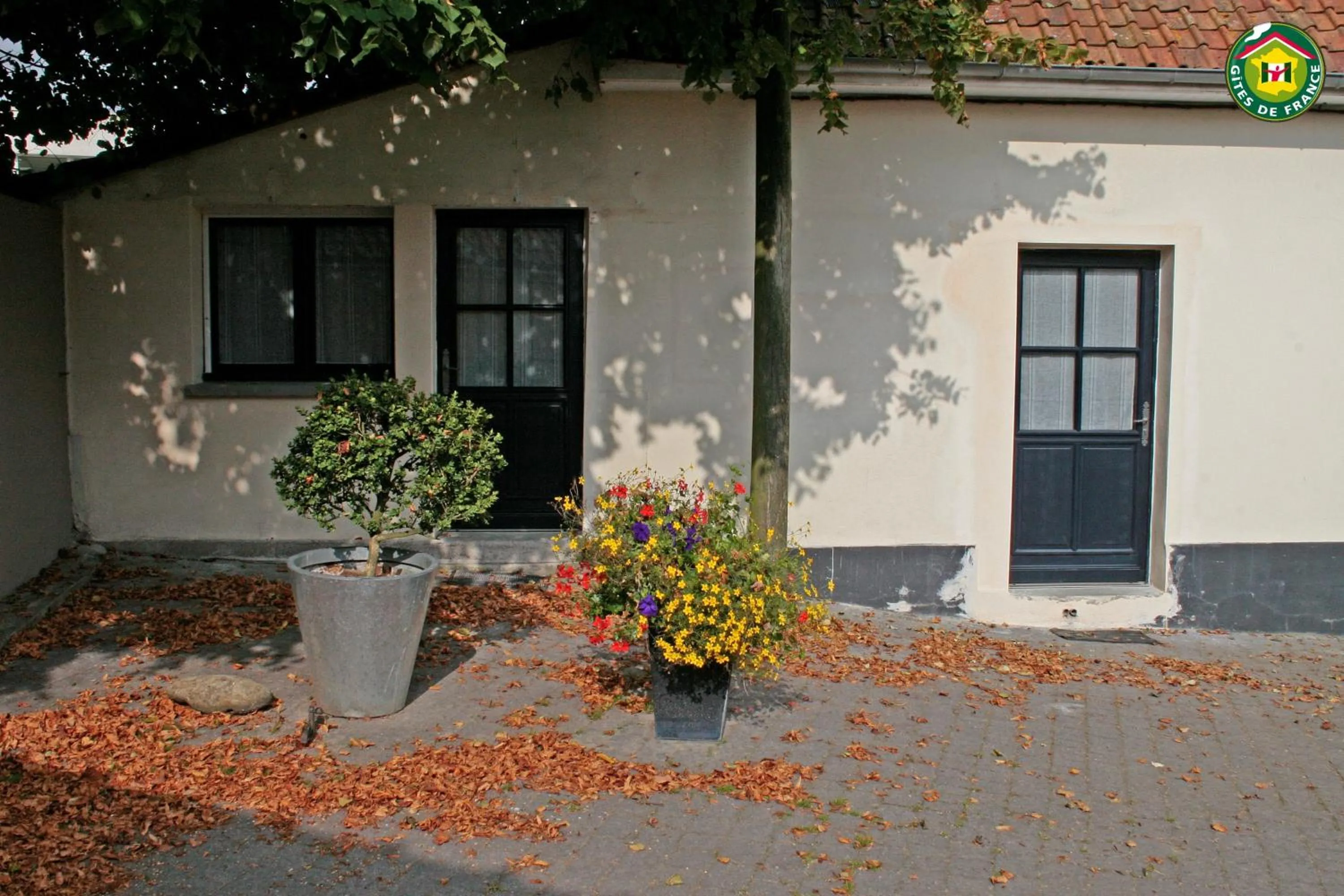 Property building in Le Clos du miroir