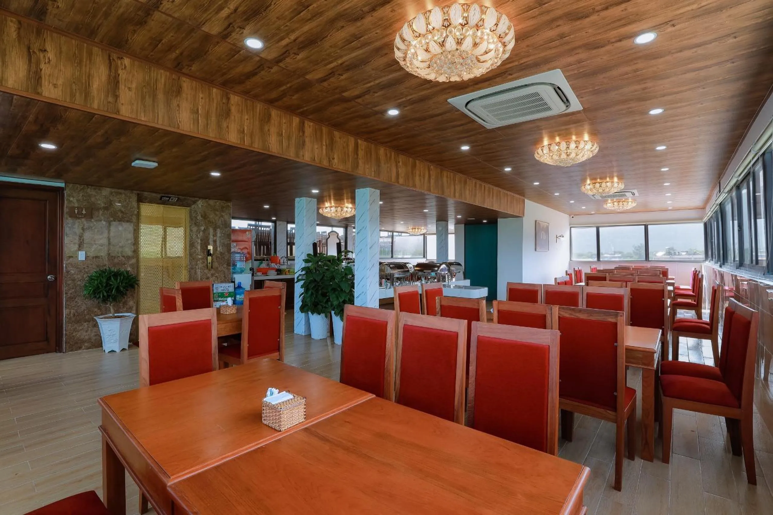 Restaurant/places to eat in Maya Hotel 4