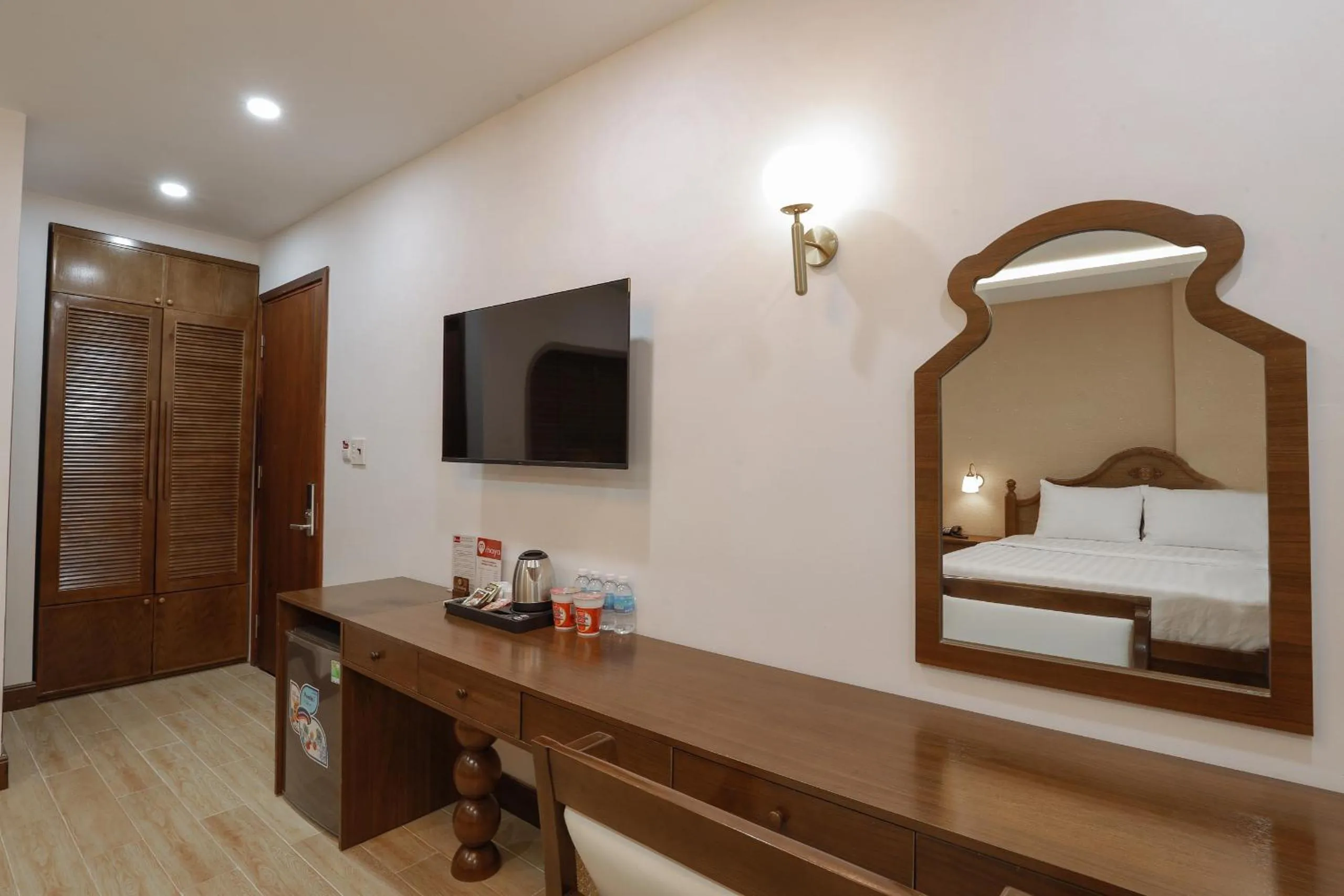 TV and multimedia, Bed in Maya Hotel 4