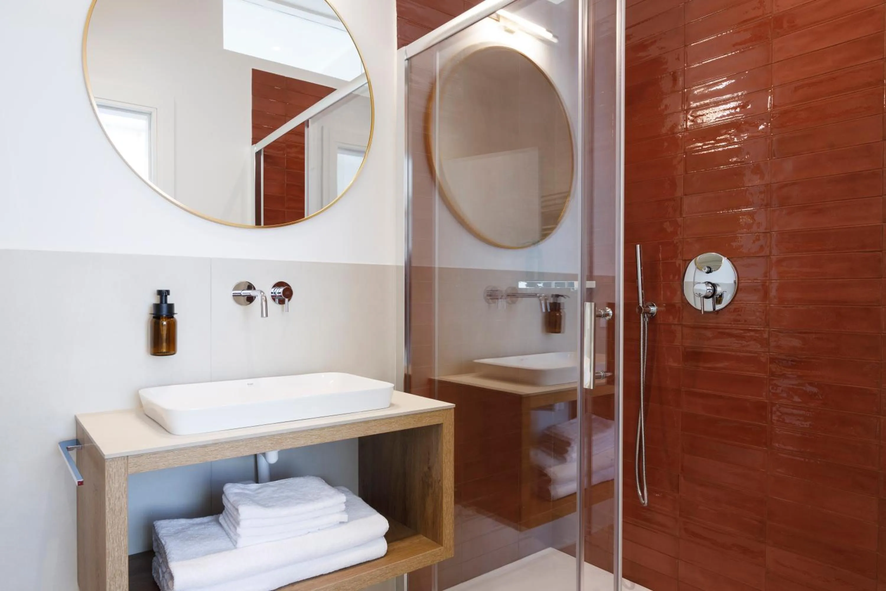 ELECTRIC Rooms & Suites