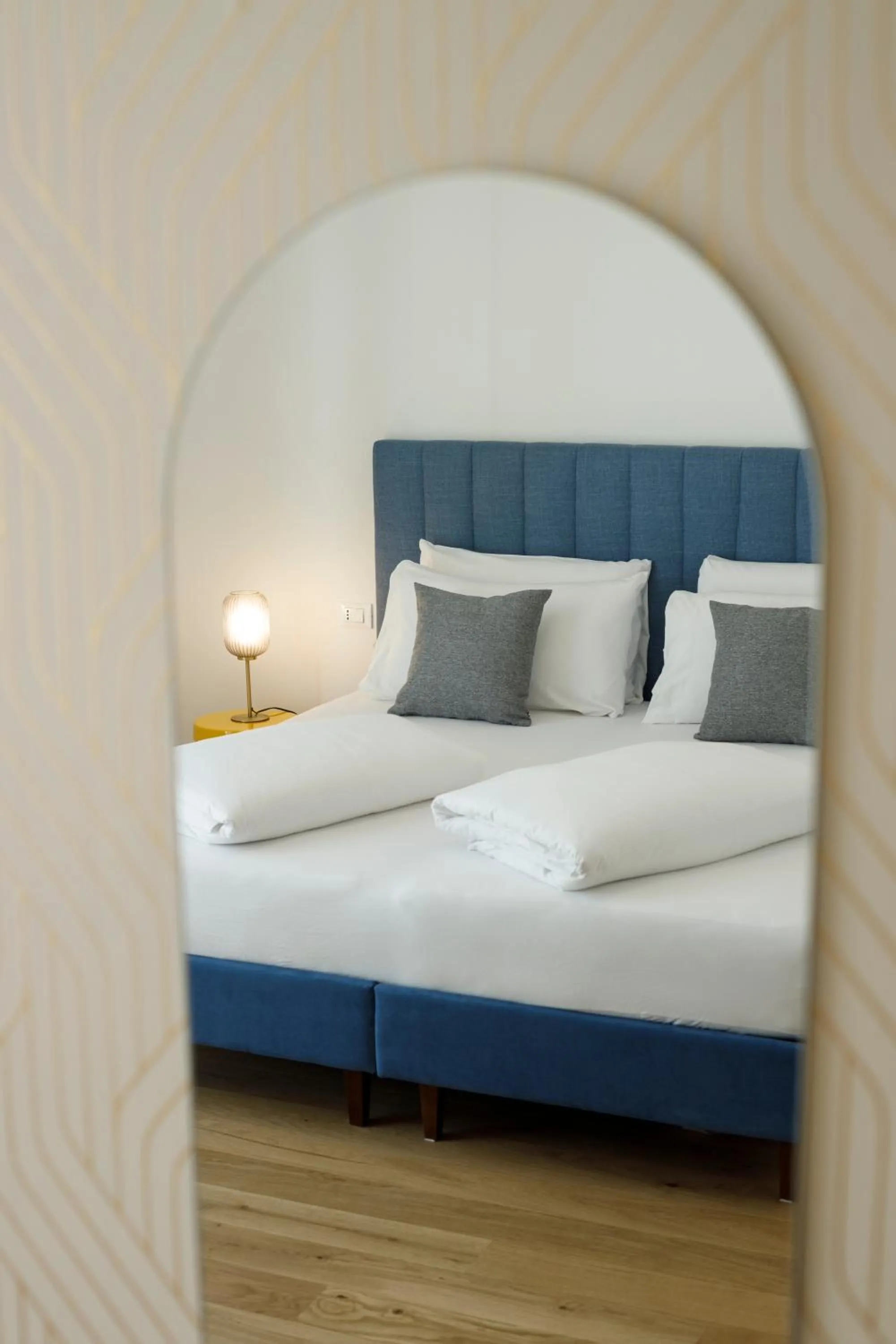 ELECTRIC Rooms & Suites