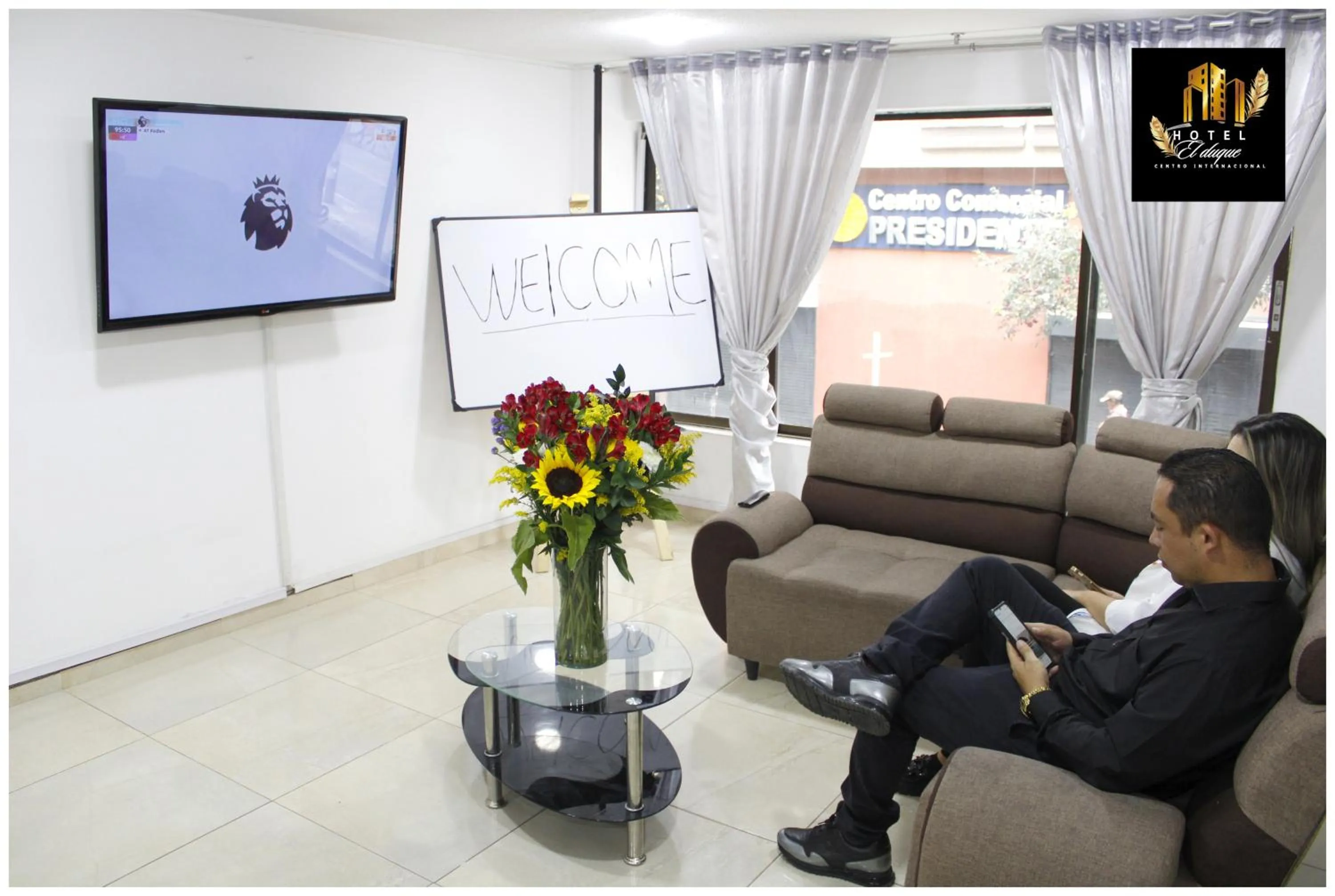 Communal lounge/ TV room in Hotel el Duque Internacional, Bogotá