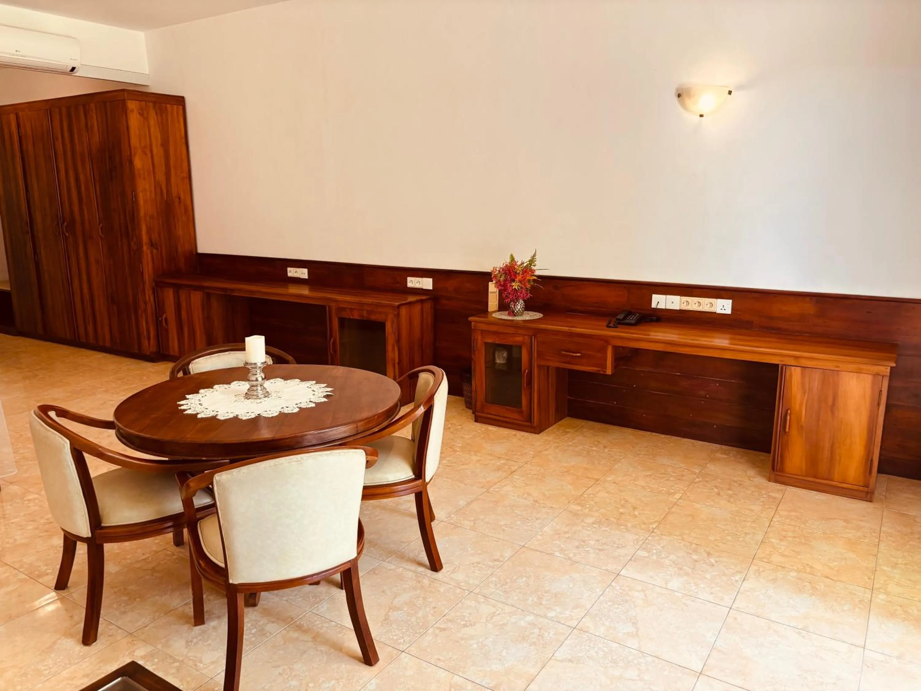 Decorative detail in Raja Beach Hotel