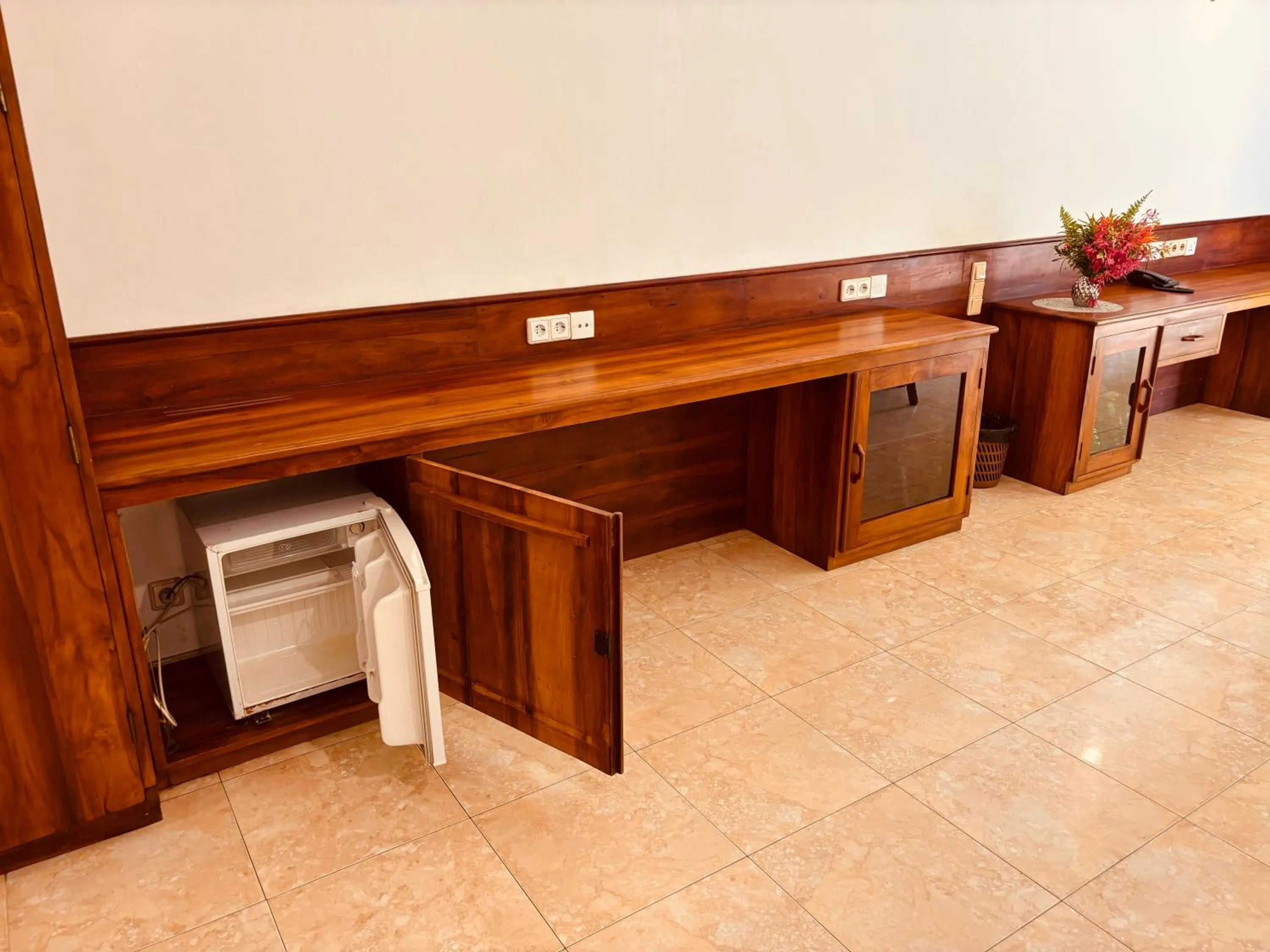 Decorative detail in Raja Beach Hotel