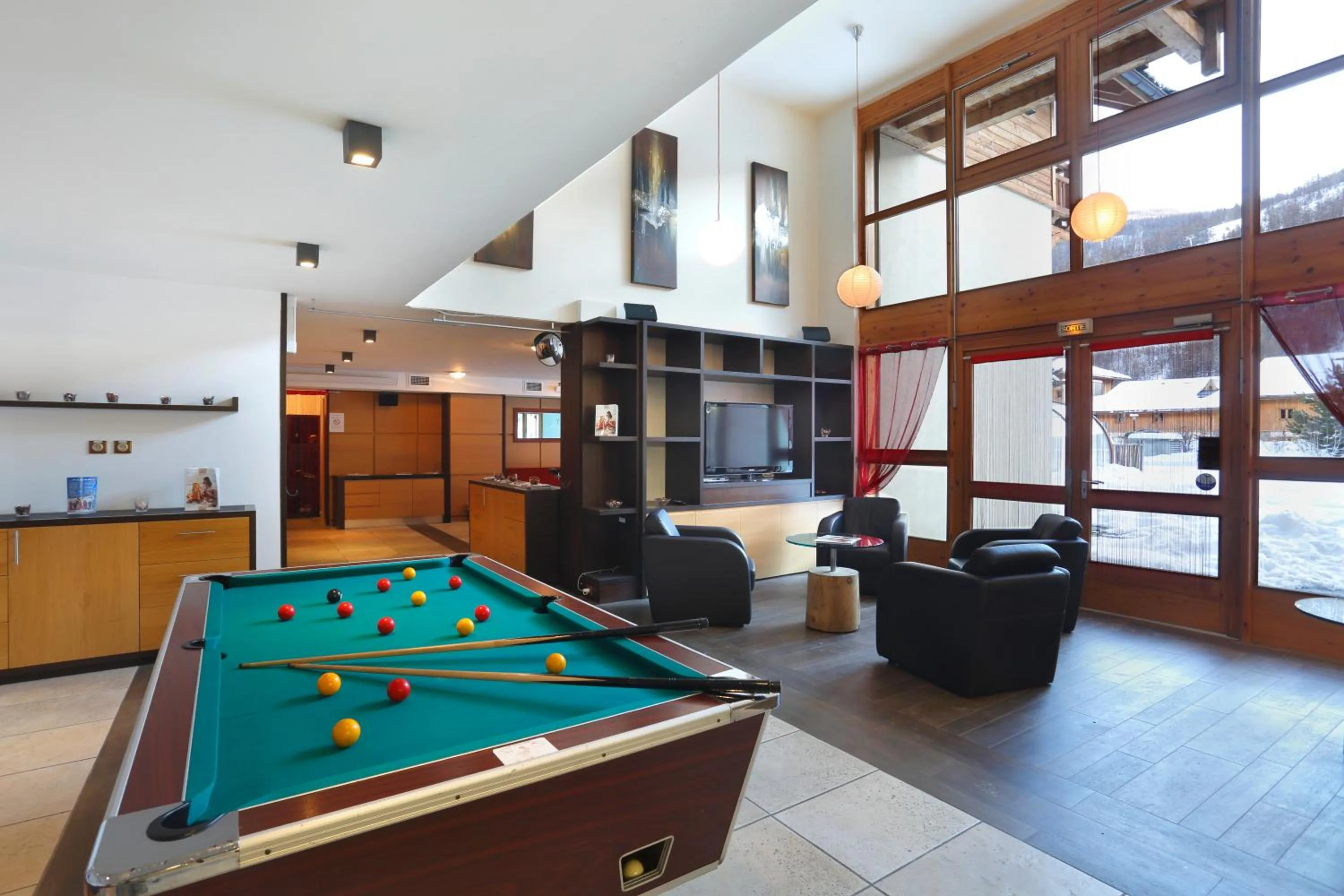 Communal lounge/ TV room in Résidence Néméa L'Adret