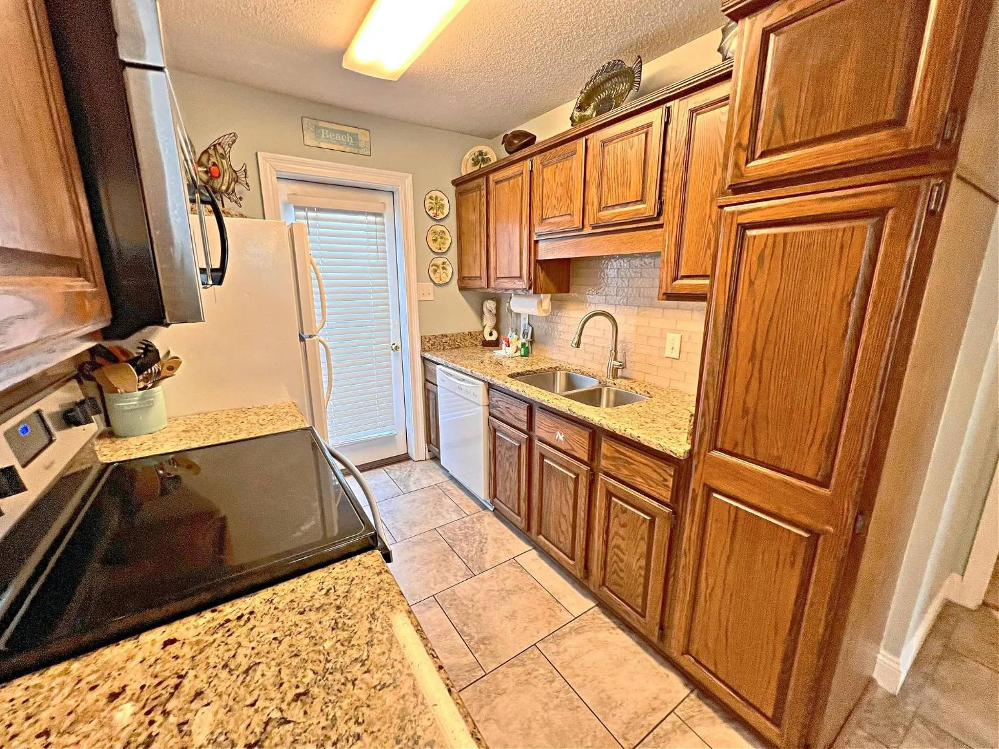 Kitchen or kitchenette in Ocean Reef
